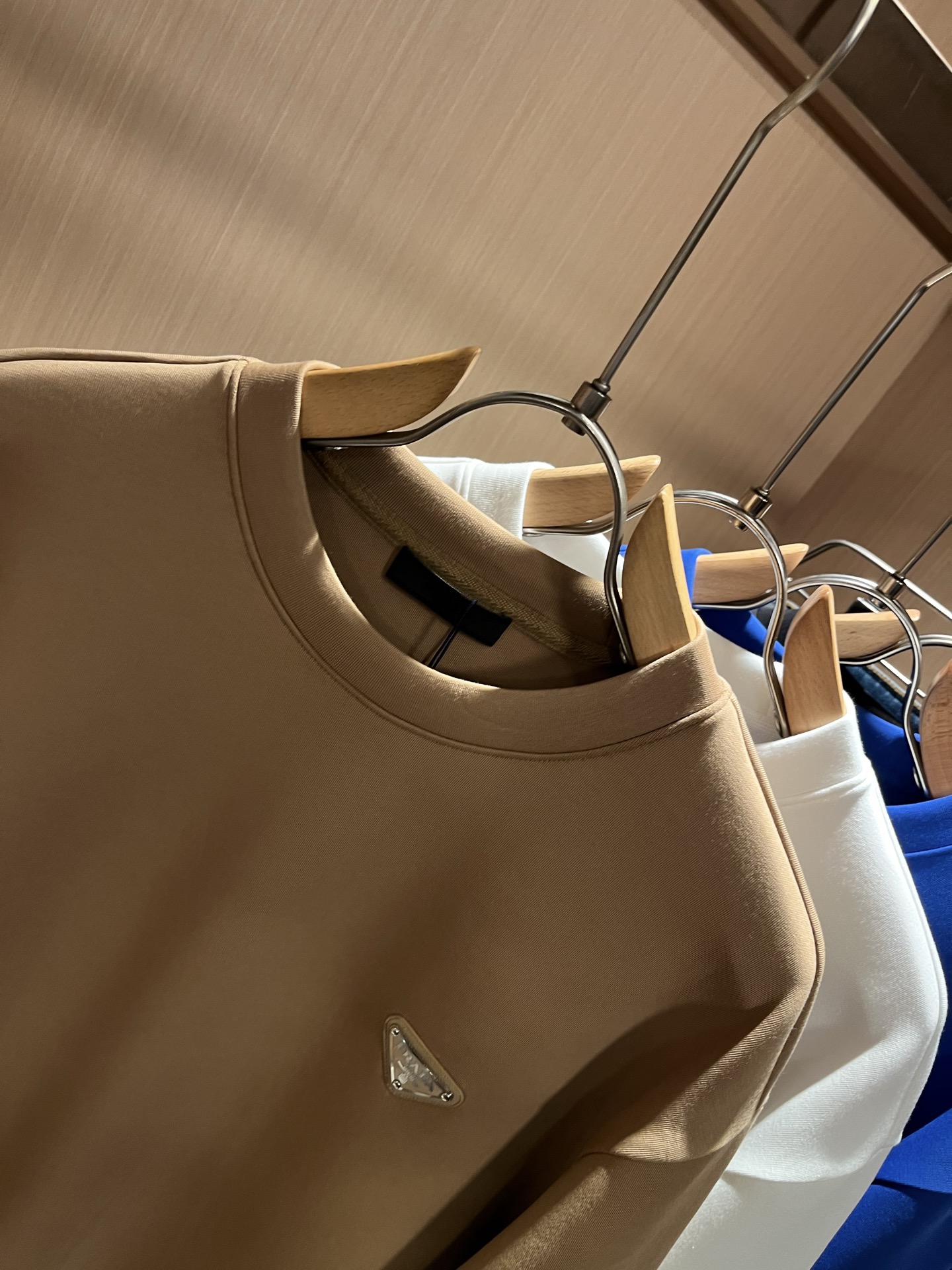  PRAD*A普*达2025秋冬新款男女同款👫长袖卫衣，最新款全网独家首上！！~既经典有时尚百搭，谁不爱