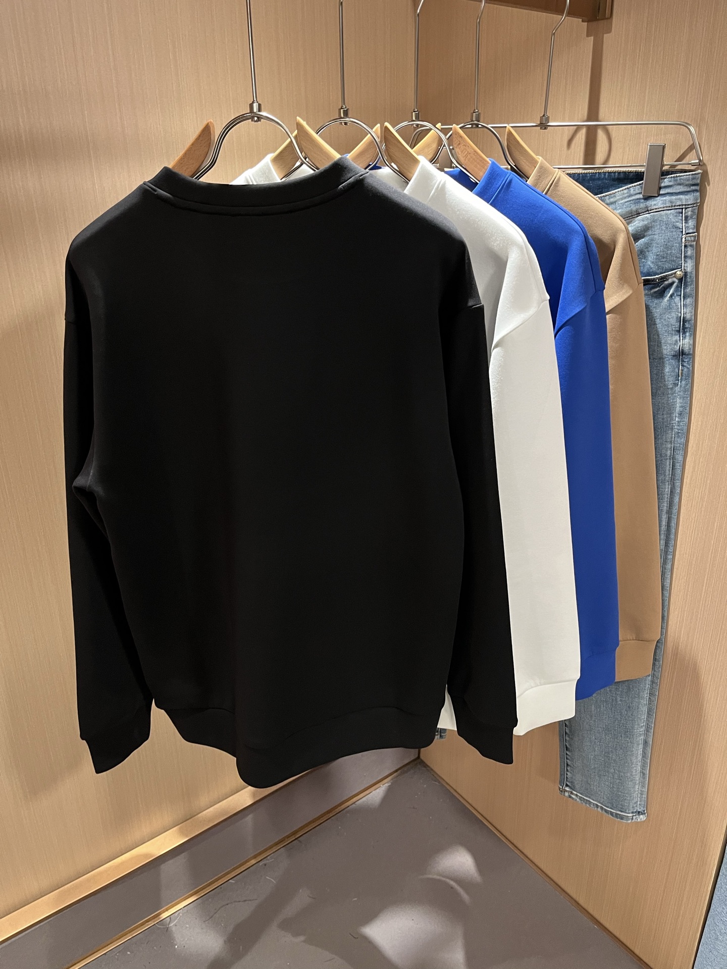  PRAD*A普*达2025秋冬新款男女同款👫长袖卫衣，最新款全网独家首上！！~既经典有时尚百搭，谁不爱