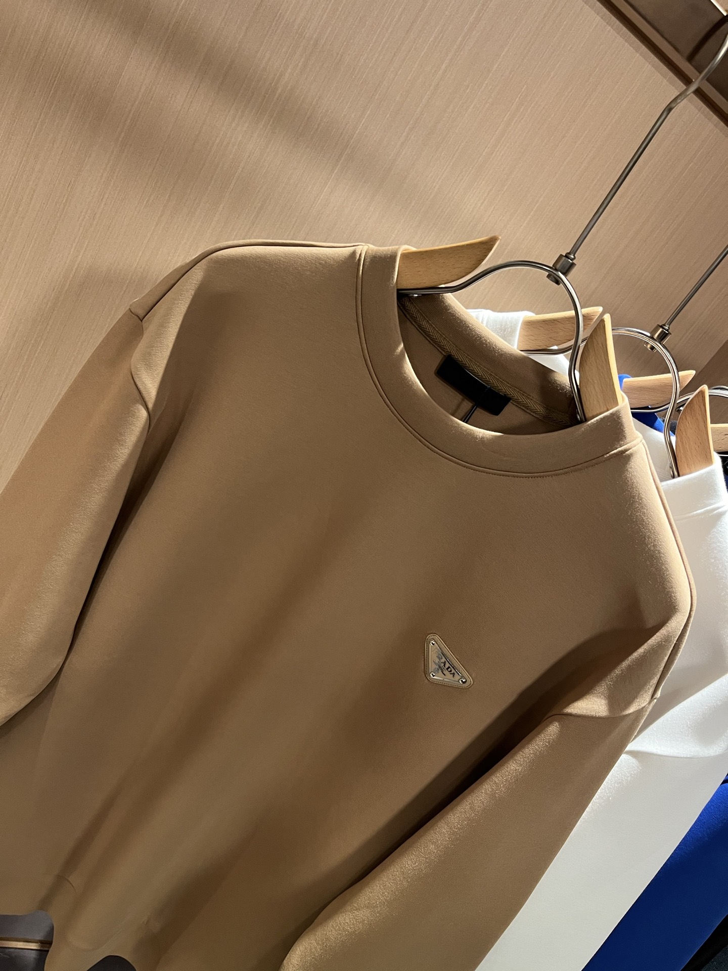  PRAD*A普*达2025秋冬新款男女同款👫长袖卫衣，最新款全网独家首上！！~既经典有时尚百搭，谁不爱