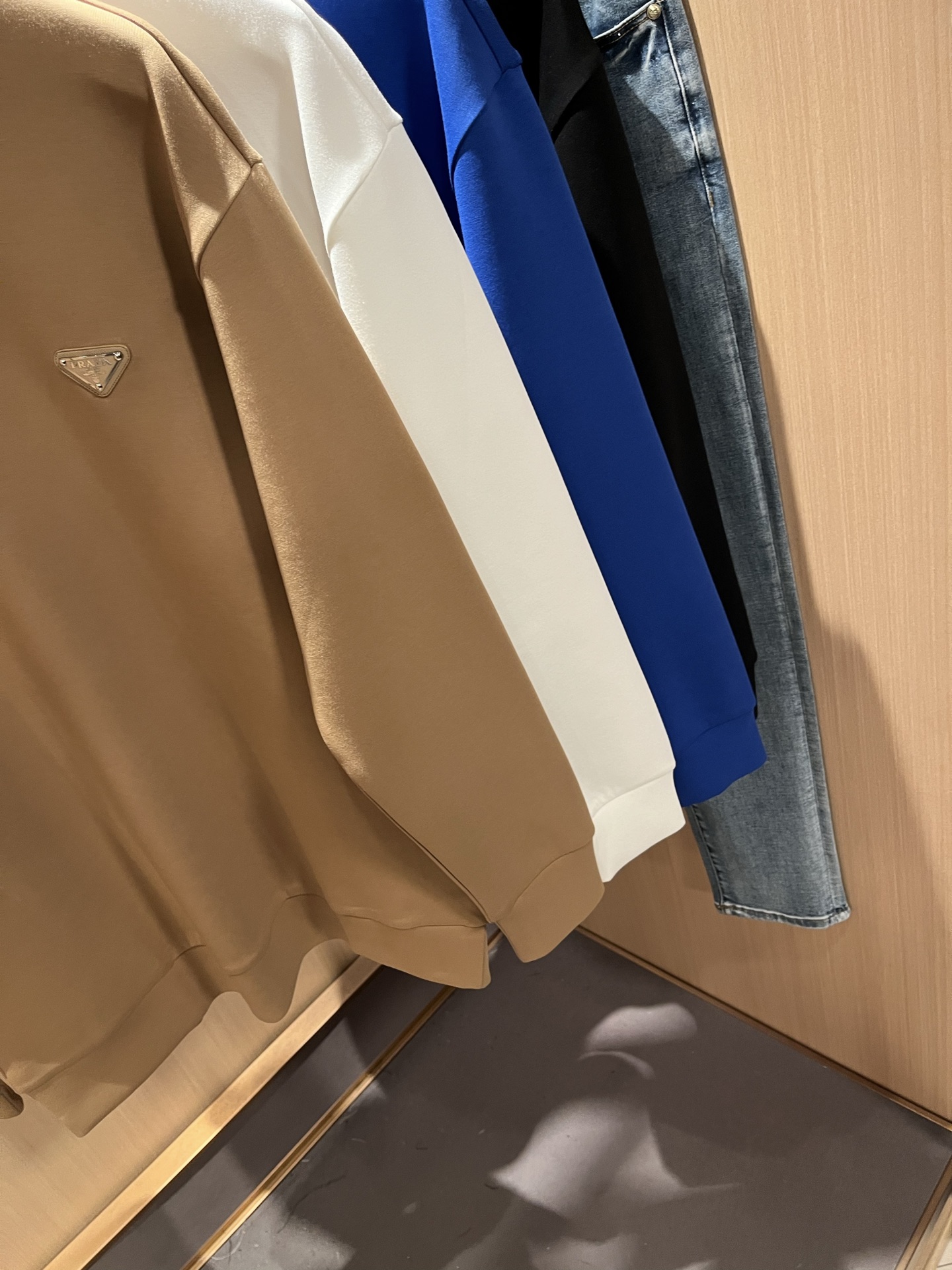  PRAD*A普*达2025秋冬新款男女同款👫长袖卫衣，最新款全网独家首上！！~既经典有时尚百搭，谁不爱