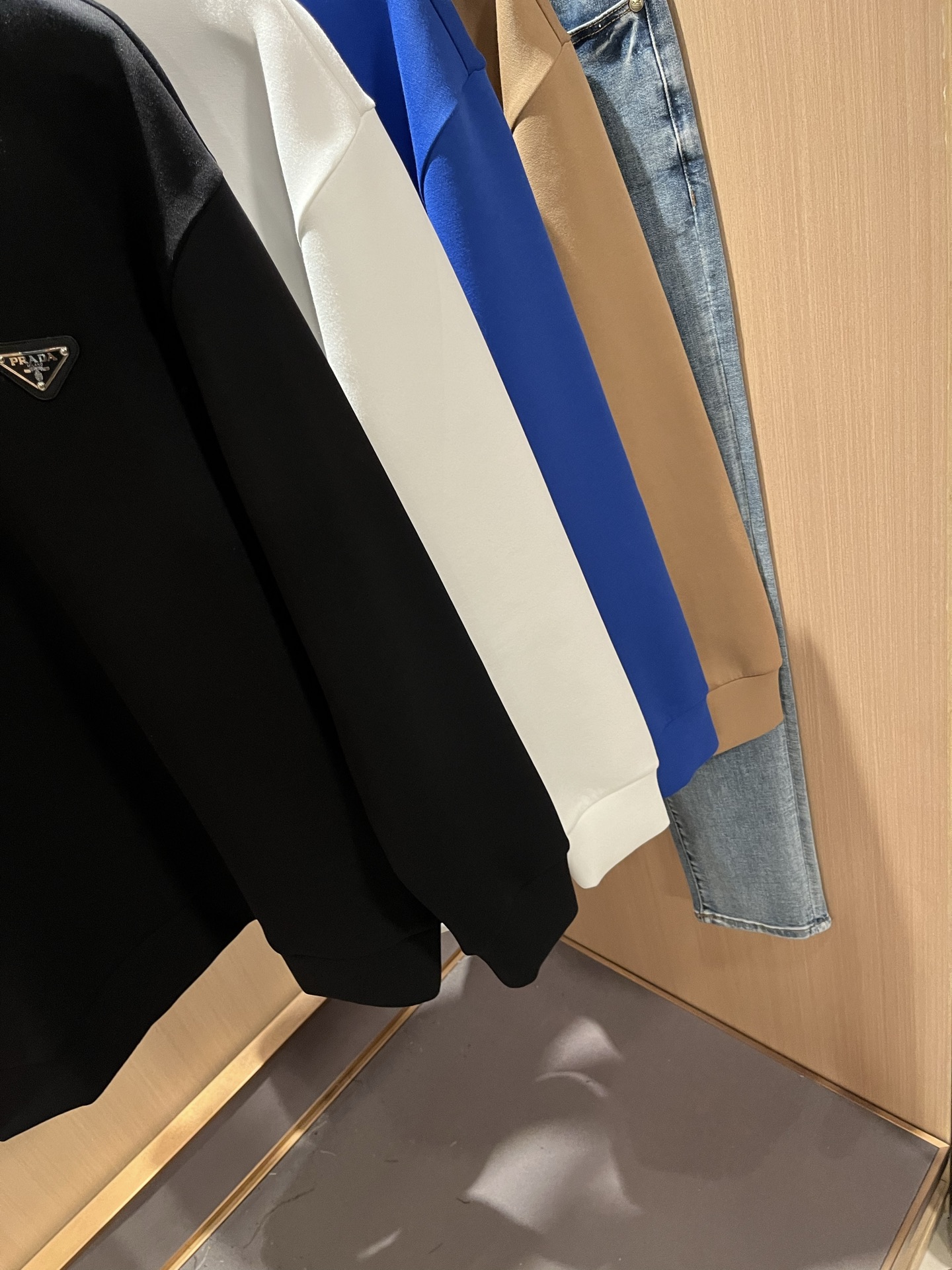  PRAD*A普*达2025秋冬新款男女同款👫长袖卫衣，最新款全网独家首上！！~既经典有时尚百搭，谁不爱