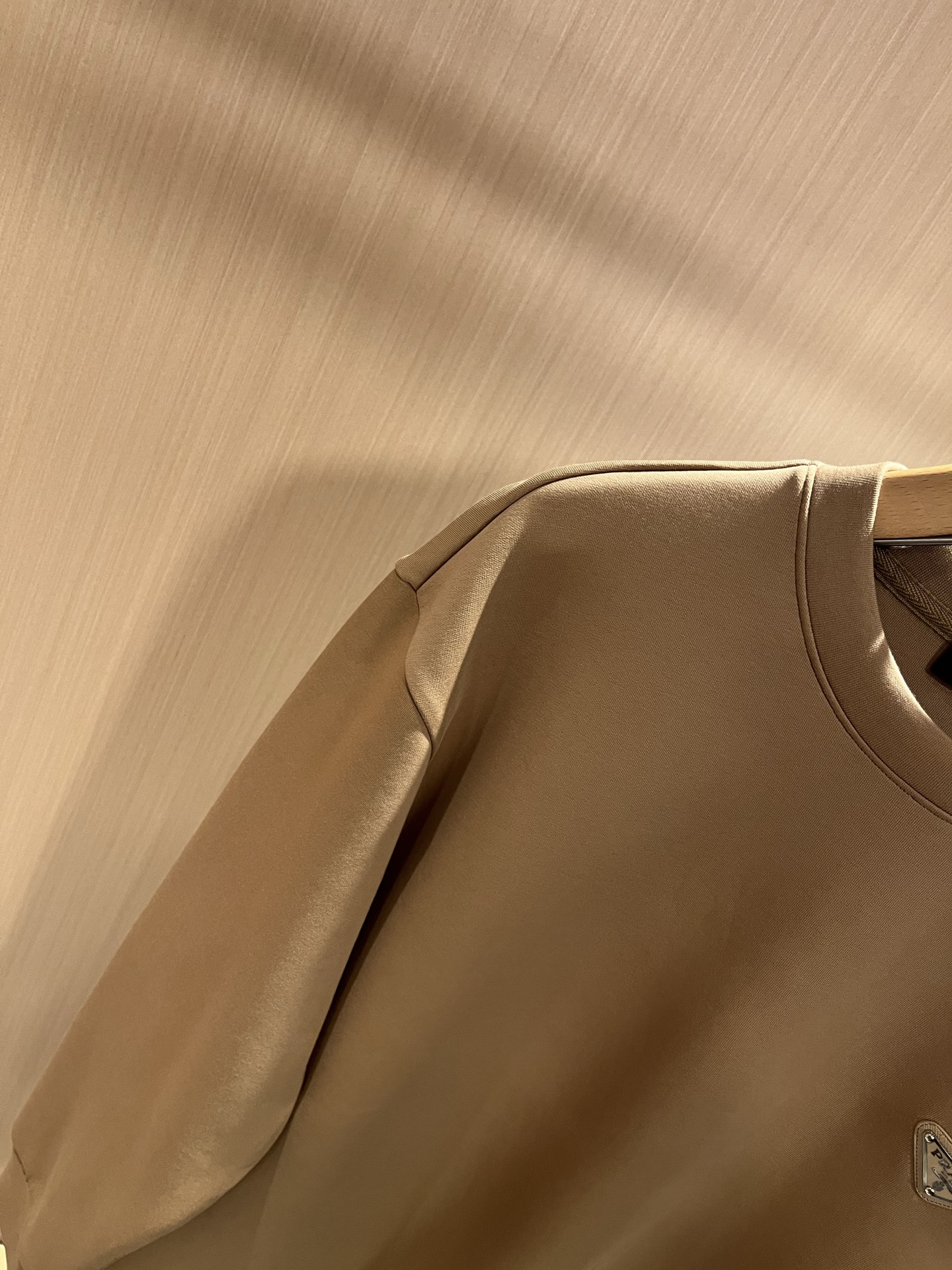  PRAD*A普*达2025秋冬新款男女同款👫长袖卫衣，最新款全网独家首上！！~既经典有时尚百搭，谁不爱