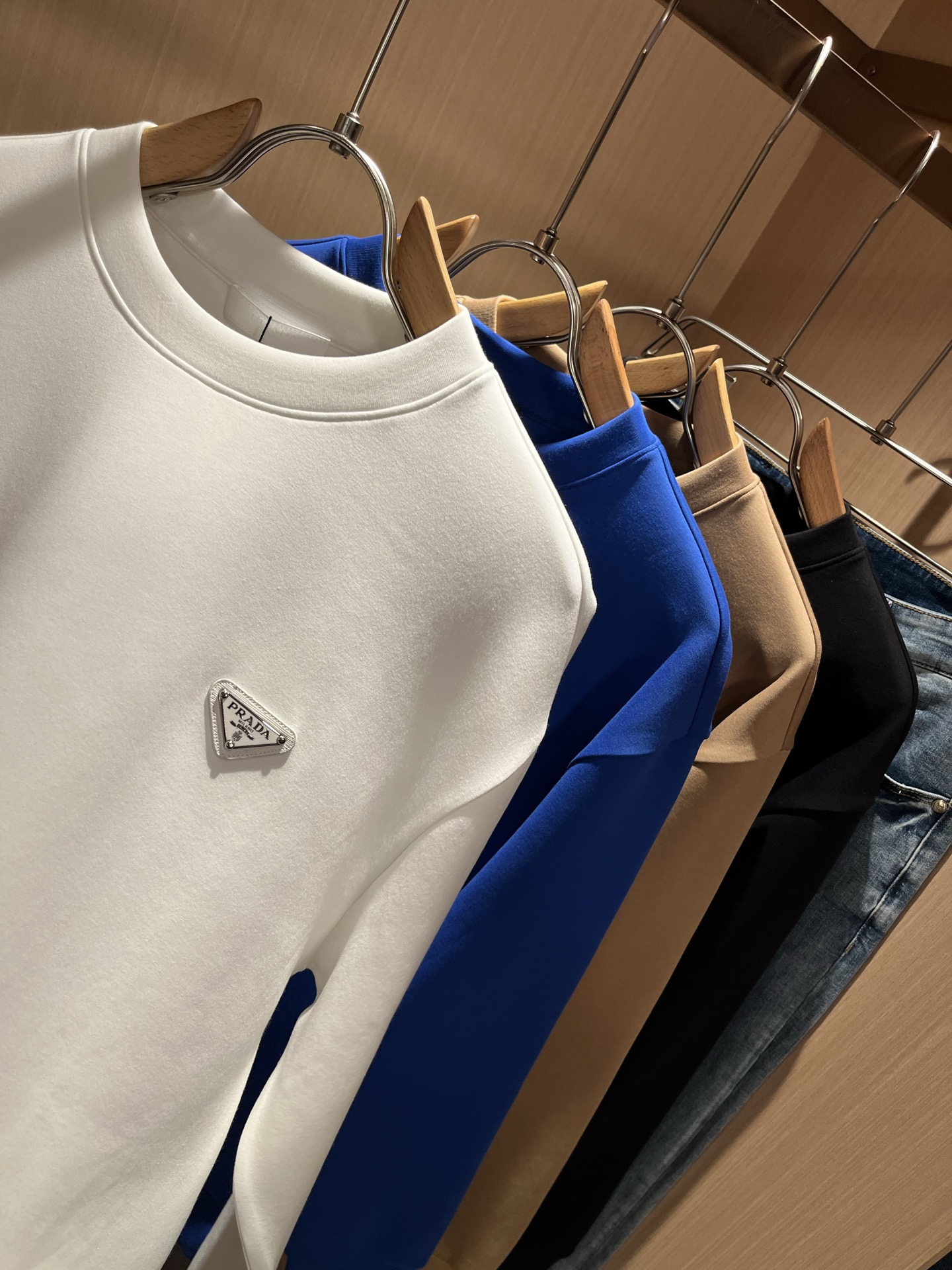  PRAD*A普*达2025秋冬新款男女同款👫长袖卫衣，最新款全网独家首上！！~既经典有时尚百搭，谁不爱