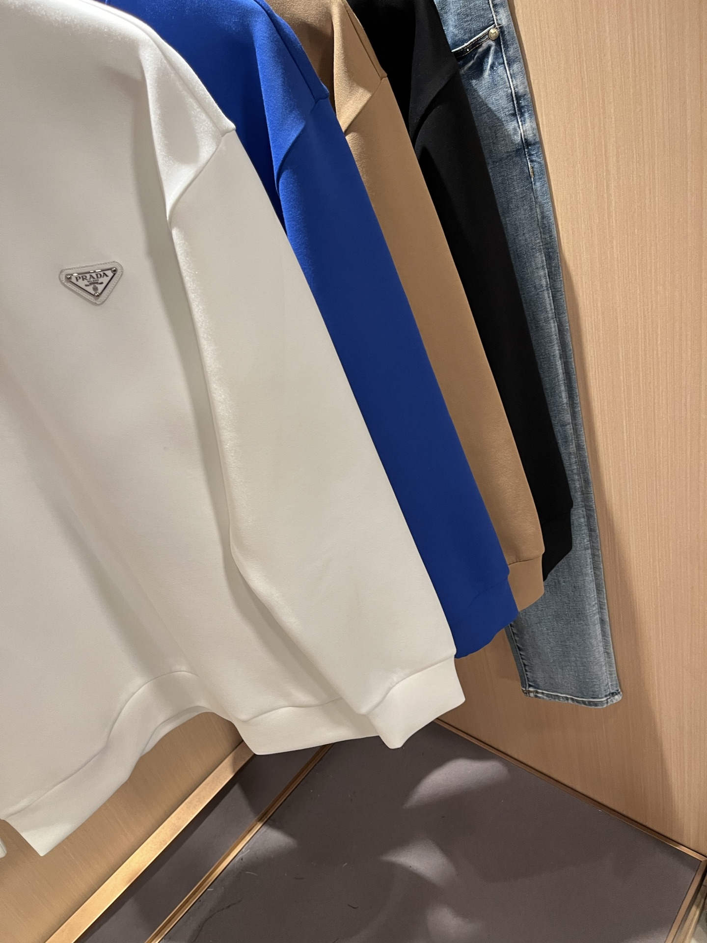  PRAD*A普*达2025秋冬新款男女同款👫长袖卫衣，最新款全网独家首上！！~既经典有时尚百搭，谁不爱