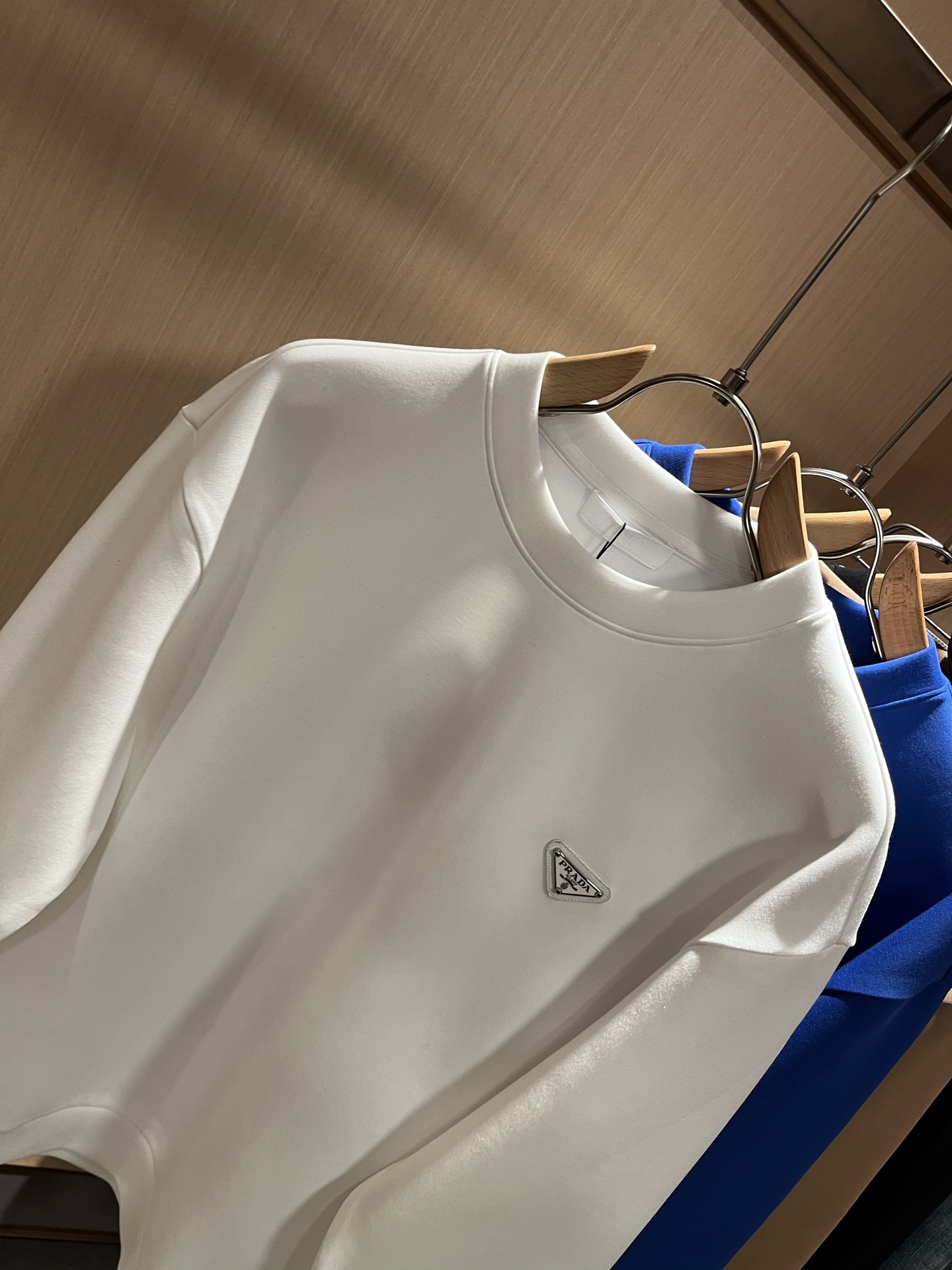  PRAD*A普*达2025秋冬新款男女同款👫长袖卫衣，最新款全网独家首上！！~既经典有时尚百搭，谁不爱