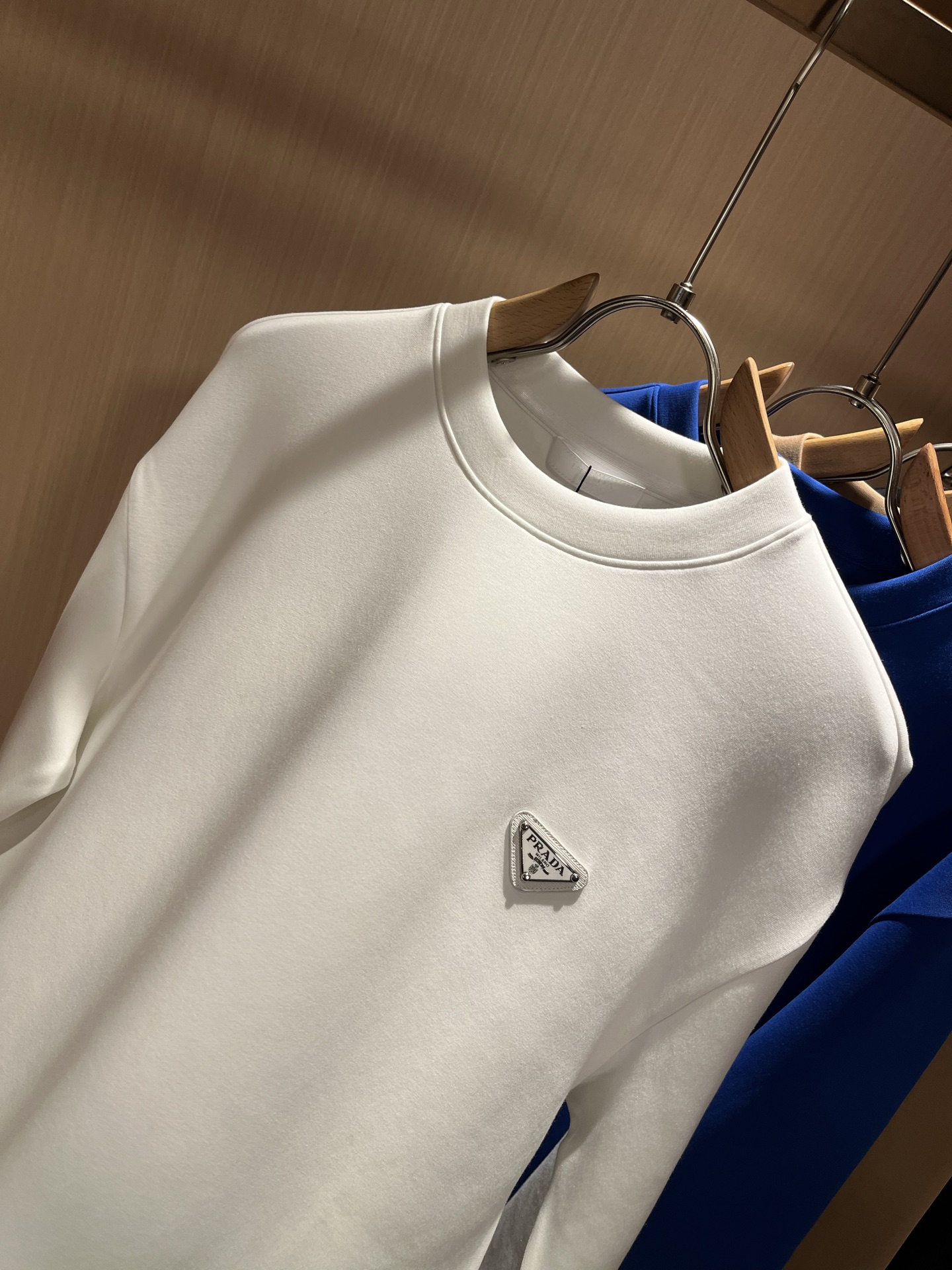  PRAD*A普*达2025秋冬新款男女同款👫长袖卫衣，最新款全网独家首上！！~既经典有时尚百搭，谁不爱