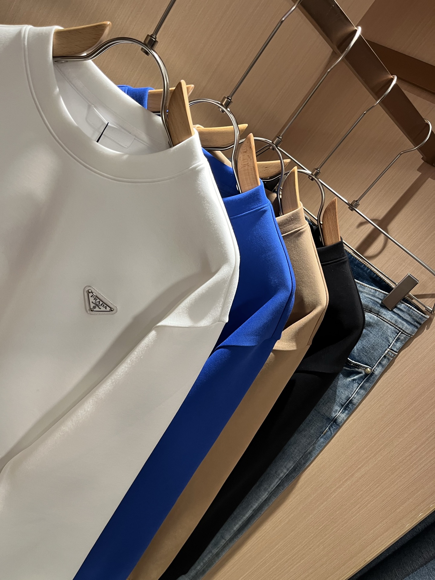  PRAD*A普*达2025秋冬新款男女同款👫长袖卫衣，最新款全网独家首上！！~既经典有时尚百搭，谁不爱