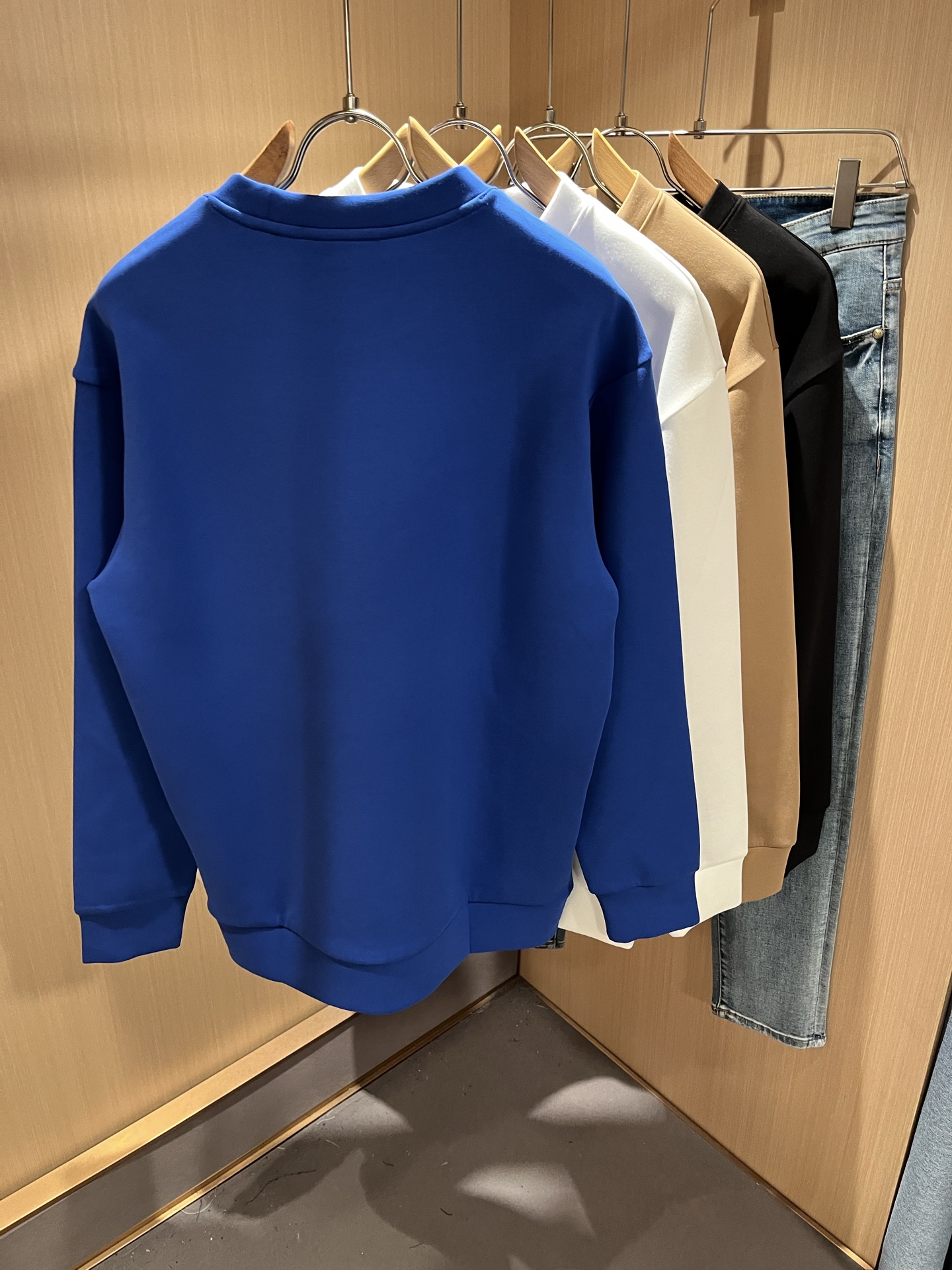  PRAD*A普*达2025秋冬新款男女同款👫长袖卫衣，最新款全网独家首上！！~既经典有时尚百搭，谁不爱