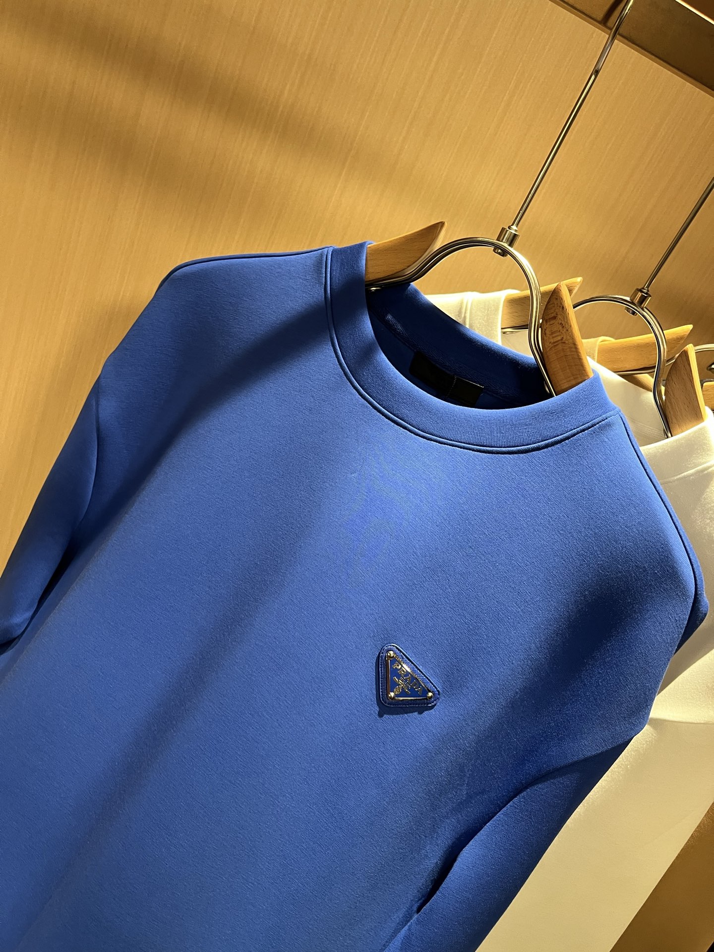  PRAD*A普*达2025秋冬新款男女同款👫长袖卫衣，最新款全网独家首上！！~既经典有时尚百搭，谁不爱