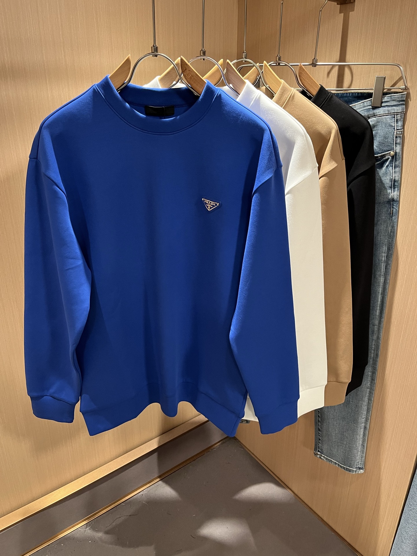 NO:511330,PRAD*A Pu*da 2025 autumn and winter new men and women's same long-sleeved sweatshirt, the latest model is exclusively available on the entire network!  !  ~ It is classic and fashionable and versatile, who doesn’t like it? It will show the classic again. It is very pleasing to the eye and comes with a low luxury halo and recognition!  Pr*da's traditional brand concept and modern advanced technology are perfectly combined. Coupled with the extremely modern and simple design, P's exclusive three-dimensional logo pattern glue pressing design!  Customized 100% imported pure cotton fabric!  The texture of this model is quite touching, the specifications and grades are known with tentacles. The degree of delicateness and breathability are top-notch!  Size S-XL, prada, hoodie, sweatshirts, alexander wang19860909PRAD*A普*达2025秋冬新款男女同款长袖卫衣,最新款全网独家首上！！~既经典有时尚百搭,谁不爱啊,将经典再次展现,非常的耐看,自带低奢光环与辨识度！Pr*da传统的品牌理念和现代化的先进技术进行了完美结合.加上极其现代摩登风范的简约设计,p家专属立体logo图案压胶设计！定制百分百进口纯棉的面料！此款的质感相当感人 触手便知规格档次 细腻程度与透气效果堪称顶级！尺码S-XL,,prada,hoodie,sweatshirts,alexander wang,Men's clothing