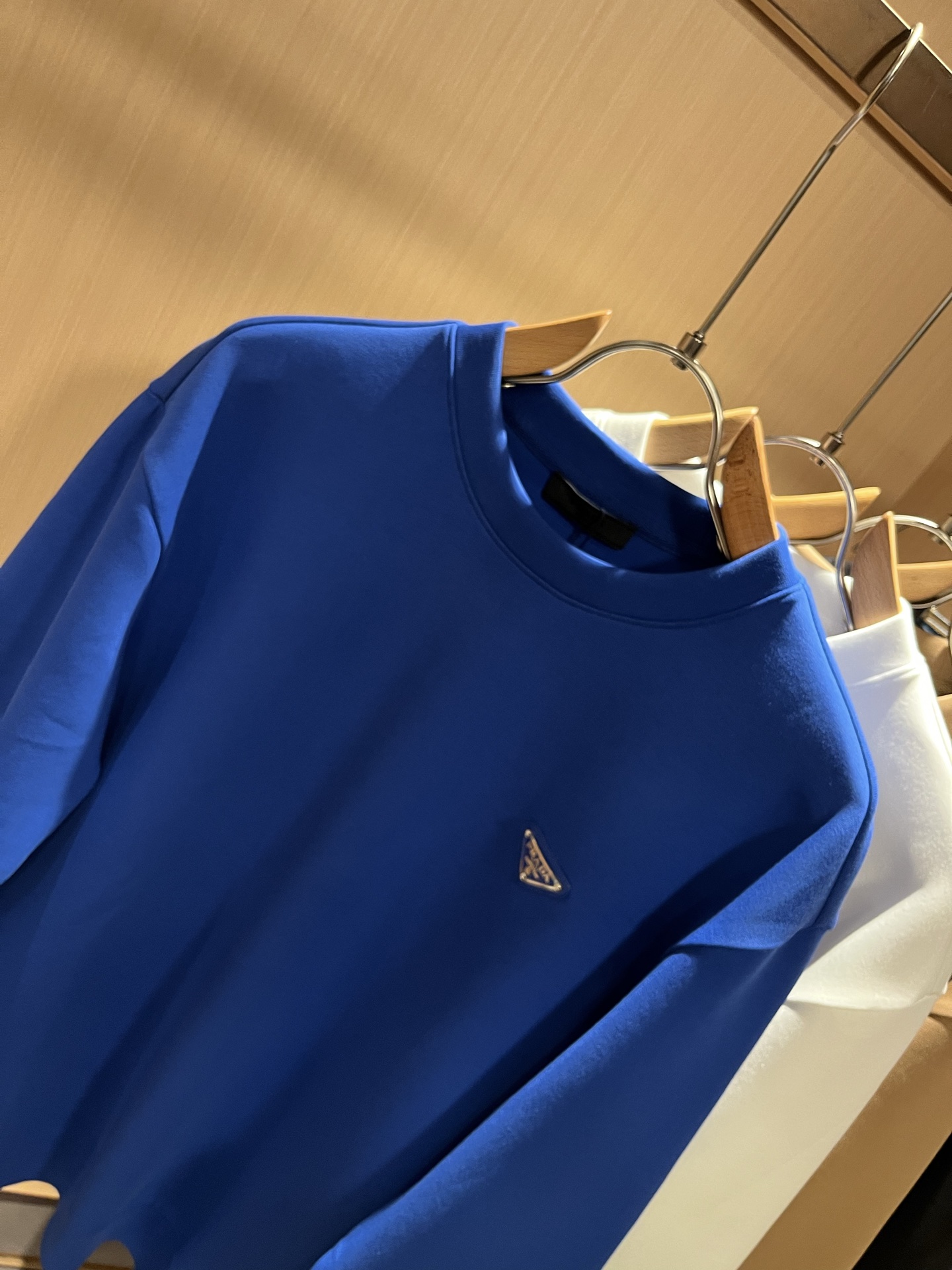  PRAD*A普*达2025秋冬新款男女同款👫长袖卫衣，最新款全网独家首上！！~既经典有时尚百搭，谁不爱