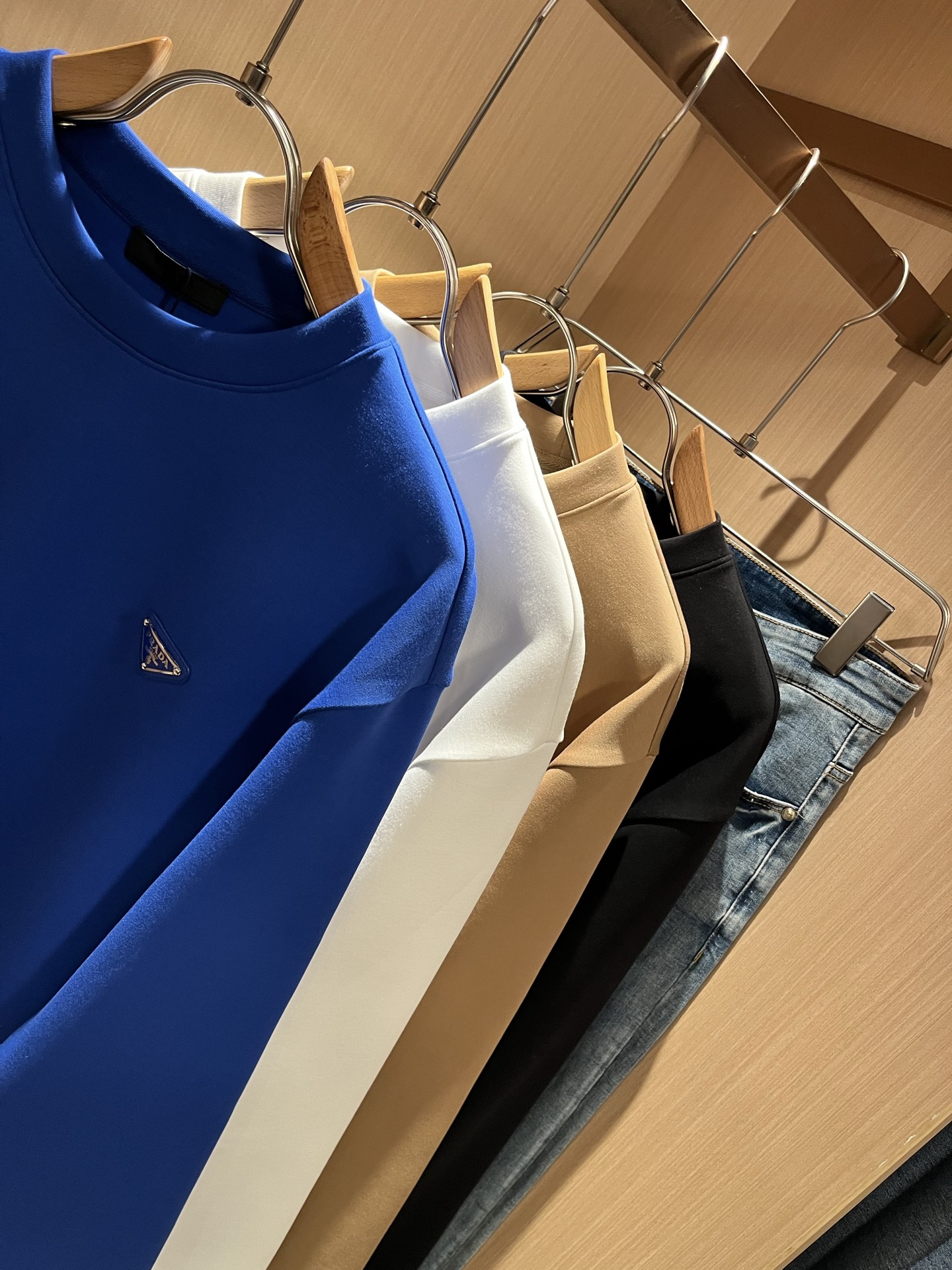  PRAD*A普*达2025秋冬新款男女同款👫长袖卫衣，最新款全网独家首上！！~既经典有时尚百搭，谁不爱