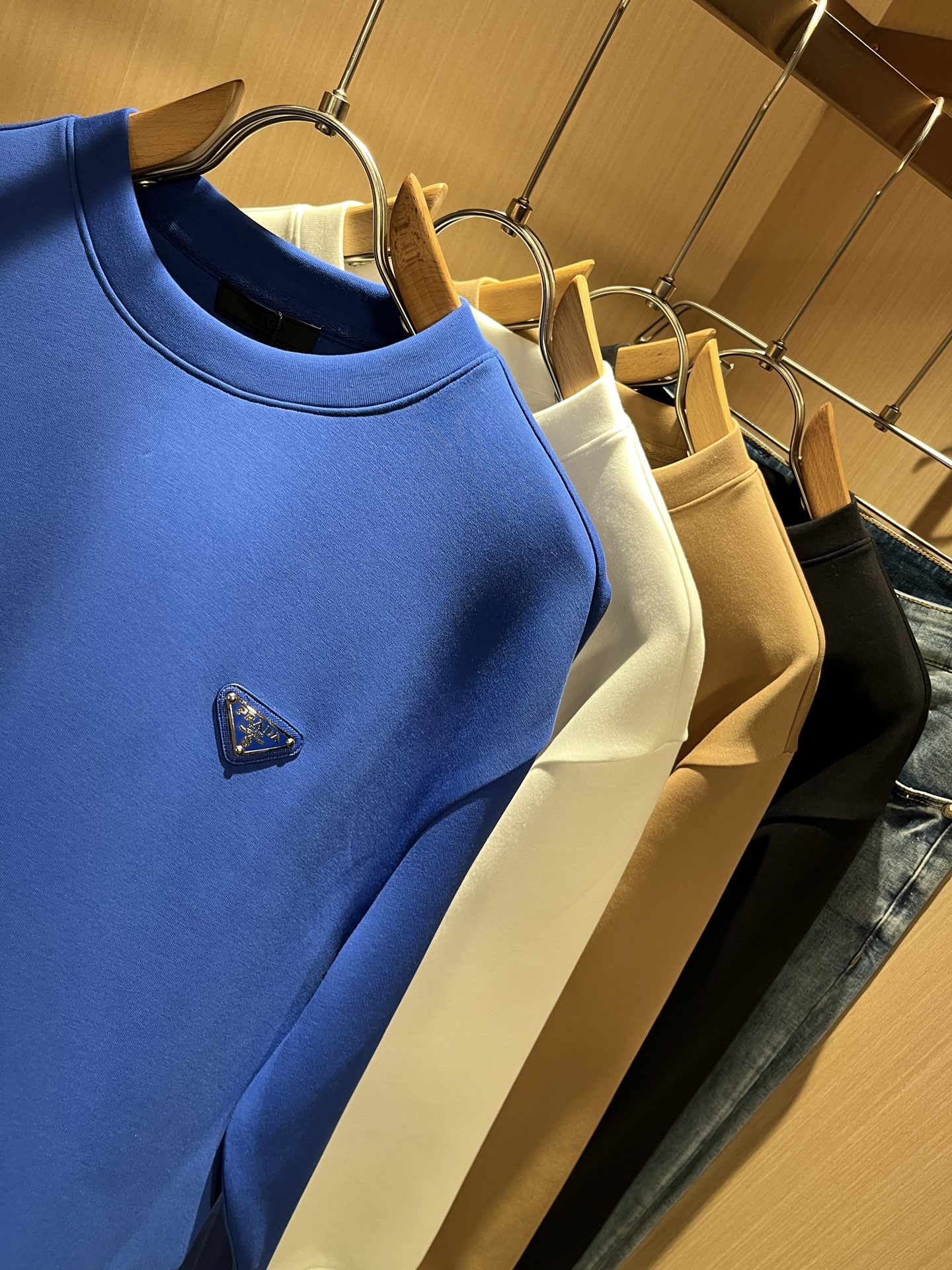  PRAD*A普*达2025秋冬新款男女同款👫长袖卫衣，最新款全网独家首上！！~既经典有时尚百搭，谁不爱