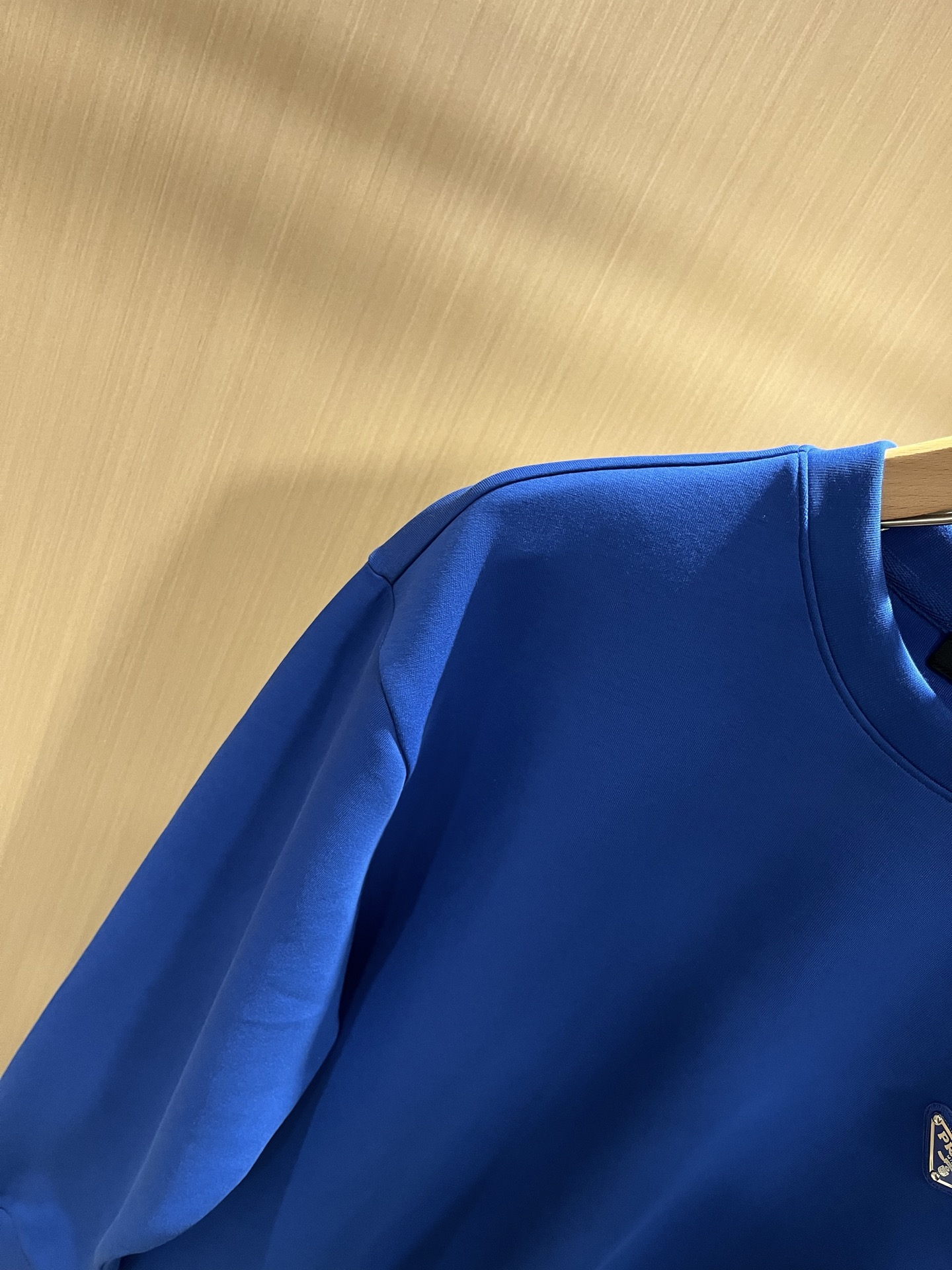  PRAD*A普*达2025秋冬新款男女同款👫长袖卫衣，最新款全网独家首上！！~既经典有时尚百搭，谁不爱