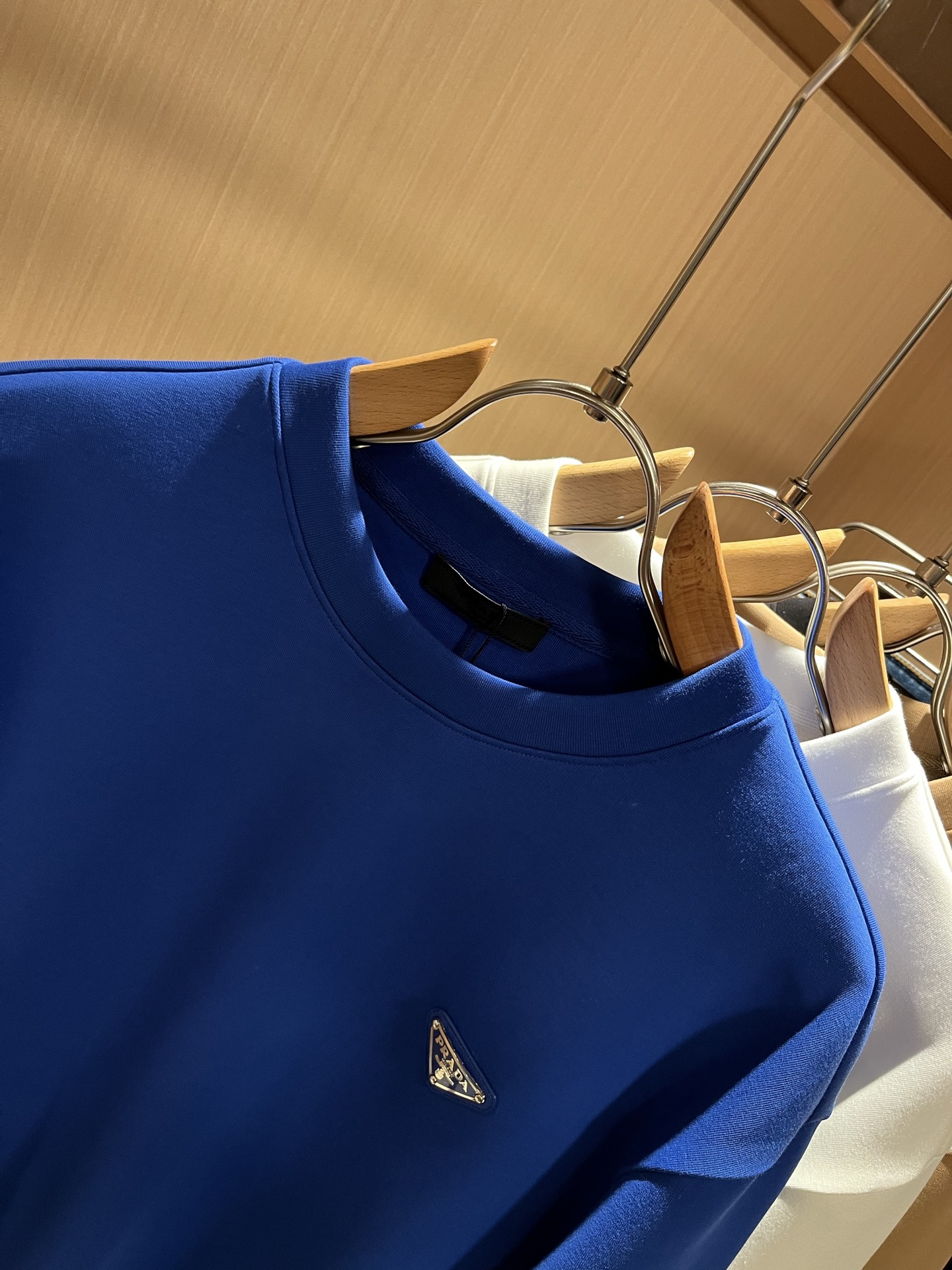  PRAD*A普*达2025秋冬新款男女同款👫长袖卫衣，最新款全网独家首上！！~既经典有时尚百搭，谁不爱