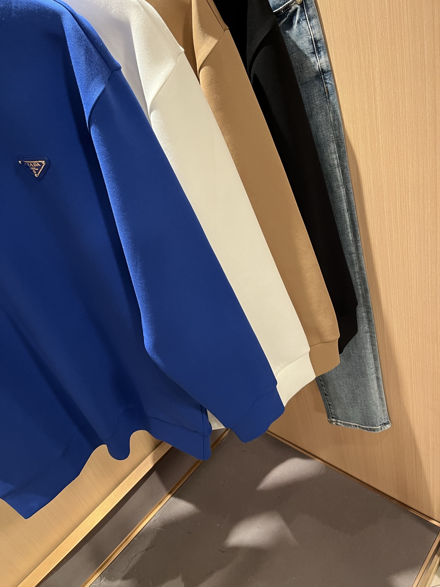  PRAD*A普*达2025秋冬新款男女同款👫长袖卫衣，最新款全网独家首上！！~既经典有时尚百搭，谁不爱