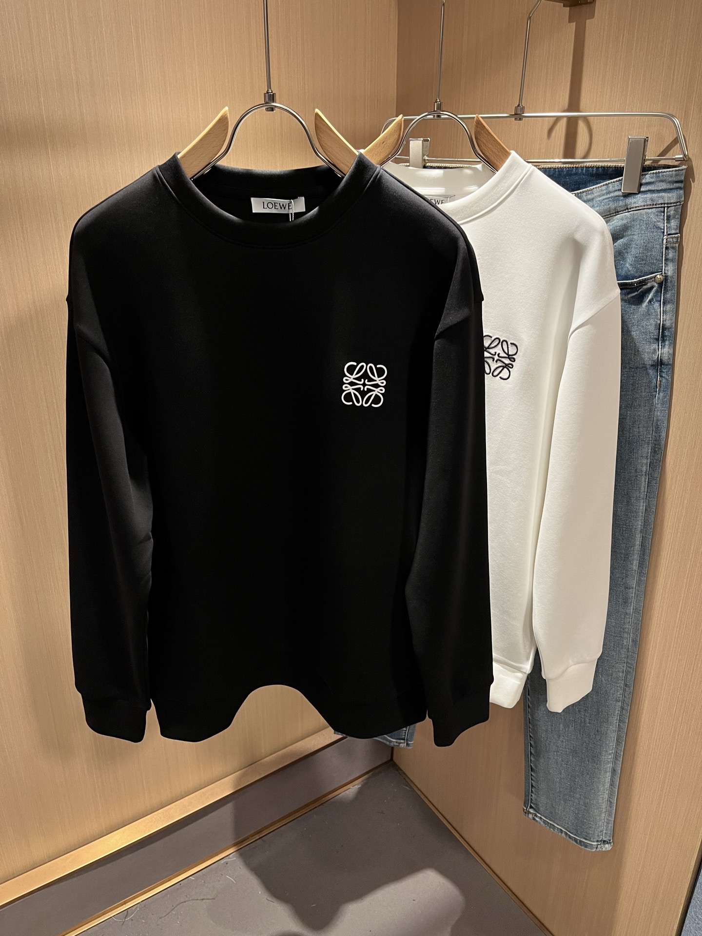 NO:523266,LOE*WE Luo*We 2025 autumn and winter men and women's same long-sleeved sweatshirt, original Italian order channel, very unique and high-end trendy style, logo embroidery design!  Couple custom original air cotton sweatshirt!  !  The latest fashion trends and popular products are here, and it is another simple and high-end fashion item. It is a fashion product with very high-end outfit charm. It is a must-have item for fashion trends!  Original Italian manufacturer channels, special-level orders, and released at the same time as Hong Kong, Macao and Taiwan buyers. This model is also the latest popular product of Luo Yiweijia this year and the most classic product. Its specifications and grades are beyond doubt!  !  The choice is very diverse, and it can be said that this model naturally has a fresh and natural feeling, showing the brand charm and high-end feeling. The texture of this model is very good, and the heavy weight and brilliant skin-friendliness that can be seen with hands are even better, and it is a complete enjoyment of wearing!  !  Size: S-XL, loewe, loewe, hoodie, sweatshirts, alexander wang19860909LOE*WE罗*威 2025秋冬男女同款长袖卫衣,意大利原厂订单渠道,极具个性高级潮风,标志logo刺绣设计！情侣款定制原版空气棉卫衣！！最新时尚潮流人气产物驾到,又是一款简约高级的时尚单品,穿搭魅力十分高级不俗的时尚产物 ,时尚潮流必备单品！意大利原厂渠道,特供级别订单,同步港澳台买手店发布,此款也是罗意威家今年的最新人气产物,也是最经典的产物,其规格跟档次更是毋庸置疑！！ 选择极具多样化,言而喻此款自然具备那种清新自然的感觉,彰显品牌魅力与高级感,此款的质感十分的到位,用手可以感知的重磅跟出彩亲肤程度更是上佳,十足的穿着享受！！尺码:S-XL,,loewe,loewe,hoodie,sweatshirts,alexander wang,Men's clothing