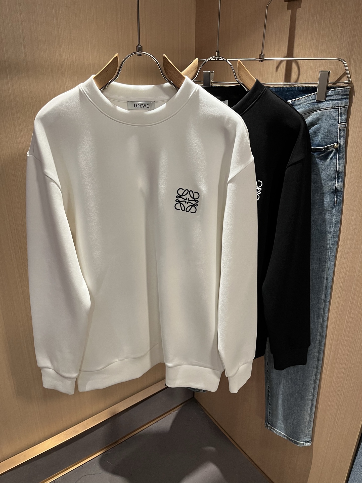 NO:511333,LOE*WE Luo*We 2025 autumn and winter men and women's same long-sleeved sweatshirt, original Italian order channel, very unique and high-end trendy style, logo embroidery design!  Couple custom original air cotton sweatshirt!  !  The latest fashion trends and popular products are here, and it is another simple and high-end fashion item. It is a fashion product with very high-end outfit charm. It is a must-have item for fashion trends!  Original Italian manufacturer channels, special-level orders, and released at the same time as Hong Kong, Macao and Taiwan buyers. This model is also the latest popular product of Luo Yiweijia this year and the most classic product. Its specifications and grades are beyond doubt!  !  The choice is very diverse, and it can be said that this model naturally has a fresh and natural feeling, showing the brand charm and high-end feeling. The texture of this model is very good, and the heavy weight and brilliant skin-friendliness that can be seen with hands are even better, and it is a complete enjoyment of wearing!  !  Size: S-XL, loewe, loewe, hoodie, sweatshirts, alexander wang19860909LOE*WE罗*威 2025秋冬男女同款长袖卫衣,意大利原厂订单渠道,极具个性高级潮风,标志logo刺绣设计！情侣款定制原版空气棉卫衣！！最新时尚潮流人气产物驾到,又是一款简约高级的时尚单品,穿搭魅力十分高级不俗的时尚产物 ,时尚潮流必备单品！意大利原厂渠道,特供级别订单,同步港澳台买手店发布,此款也是罗意威家今年的最新人气产物,也是最经典的产物,其规格跟档次更是毋庸置疑！！ 选择极具多样化,言而喻此款自然具备那种清新自然的感觉,彰显品牌魅力与高级感,此款的质感十分的到位,用手可以感知的重磅跟出彩亲肤程度更是上佳,十足的穿着享受！！尺码:S-XL,,loewe,loewe,hoodie,sweatshirts,alexander wang,Men's clothing