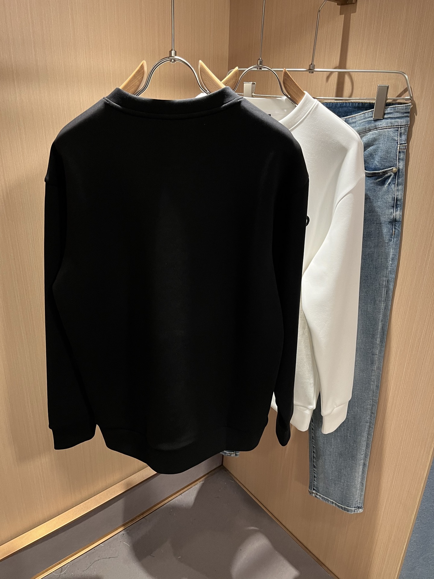  Alo2025秋冬全新系列单品上线，非常时髦前卫的一款男女同款👫卫衣，标识logo图案五金修饰！区别于