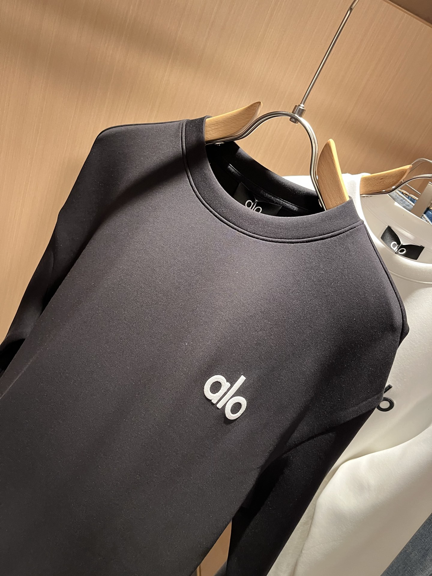  Alo2025秋冬全新系列单品上线，非常时髦前卫的一款男女同款👫卫衣，标识logo图案五金修饰！区别于