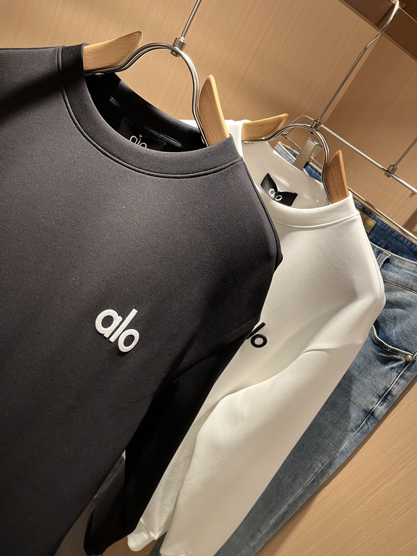  Alo2025秋冬全新系列单品上线，非常时髦前卫的一款男女同款👫卫衣，标识logo图案五金修饰！区别于