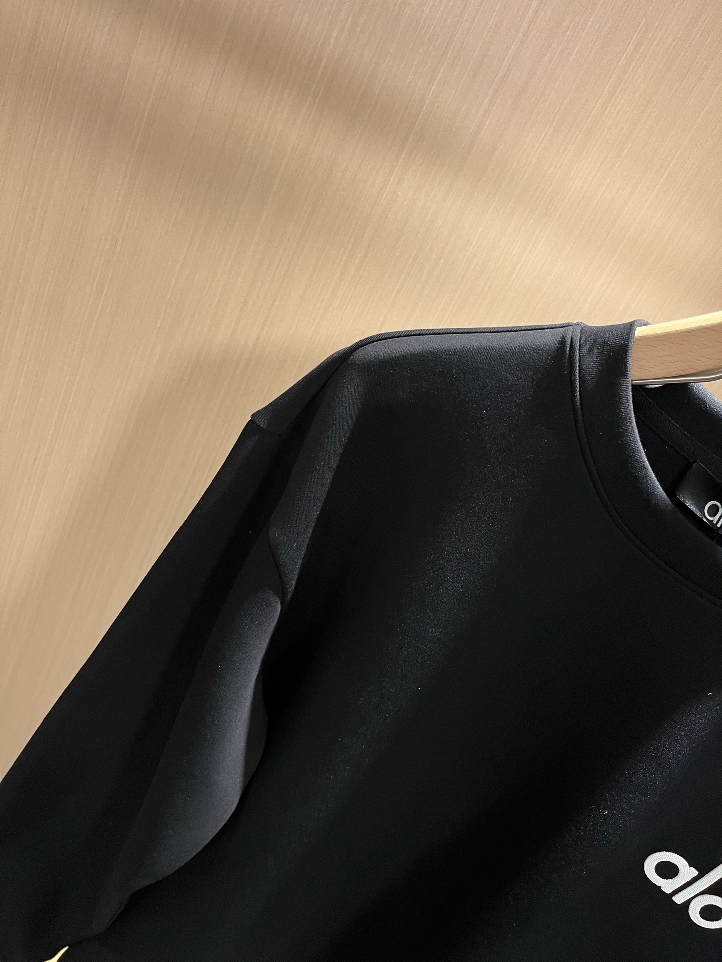  Alo2025秋冬全新系列单品上线，非常时髦前卫的一款男女同款👫卫衣，标识logo图案五金修饰！区别于