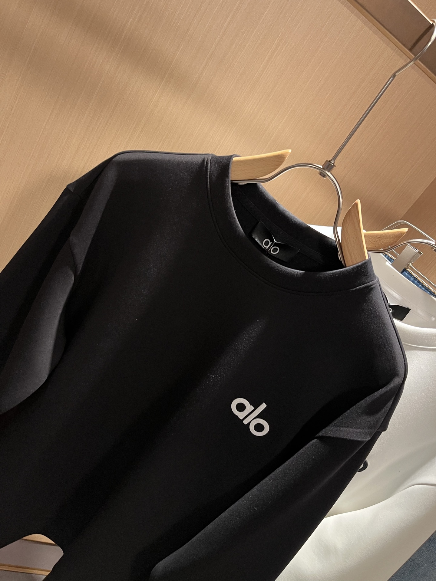  Alo2025秋冬全新系列单品上线，非常时髦前卫的一款男女同款👫卫衣，标识logo图案五金修饰！区别于