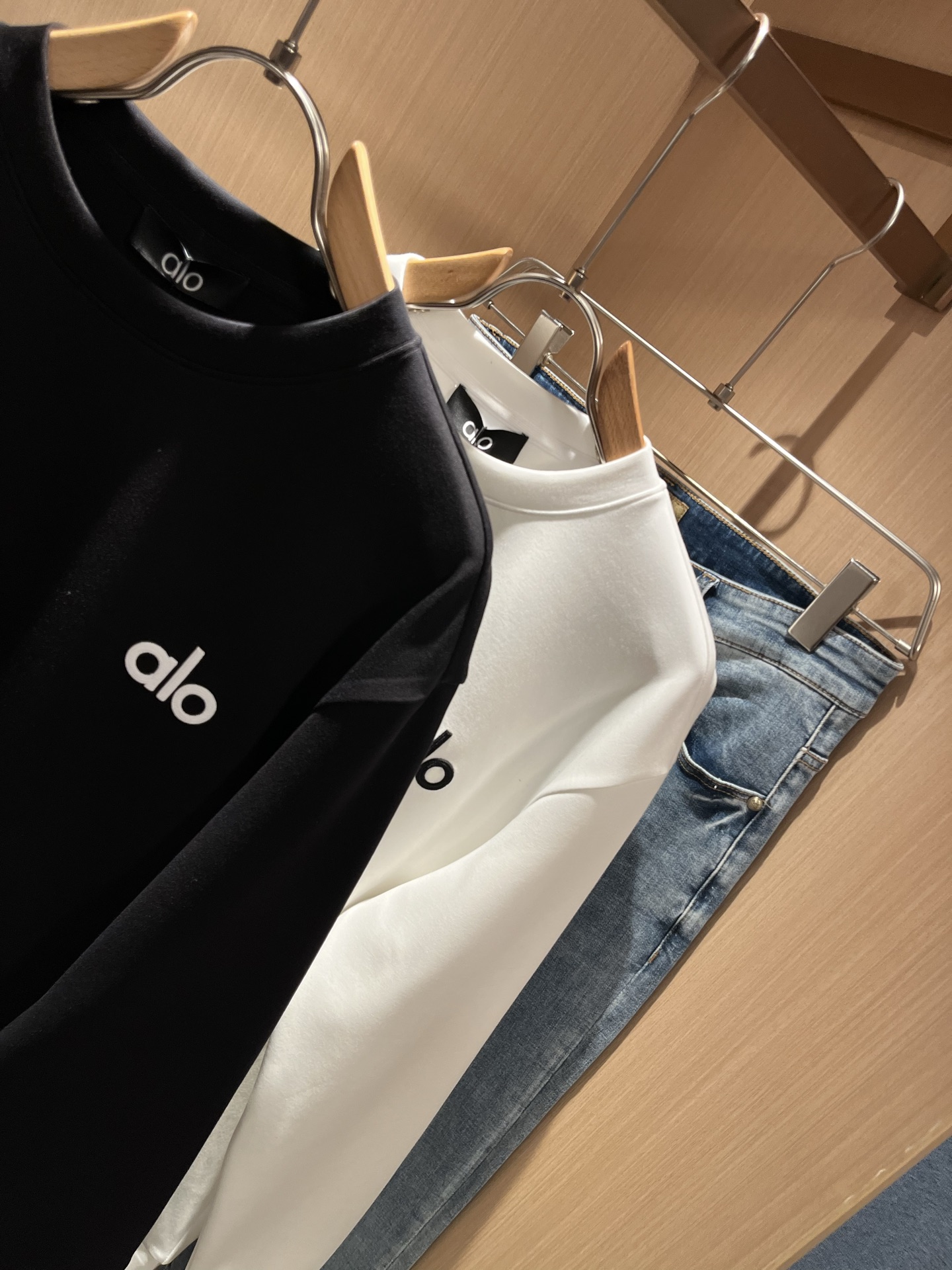  Alo2025秋冬全新系列单品上线，非常时髦前卫的一款男女同款👫卫衣，标识logo图案五金修饰！区别于