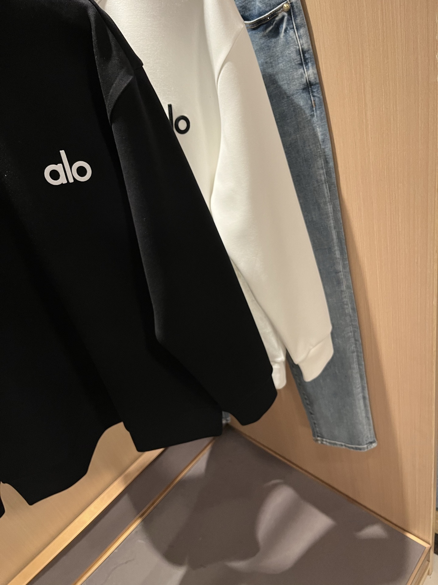  Alo2025秋冬全新系列单品上线，非常时髦前卫的一款男女同款👫卫衣，标识logo图案五金修饰！区别于