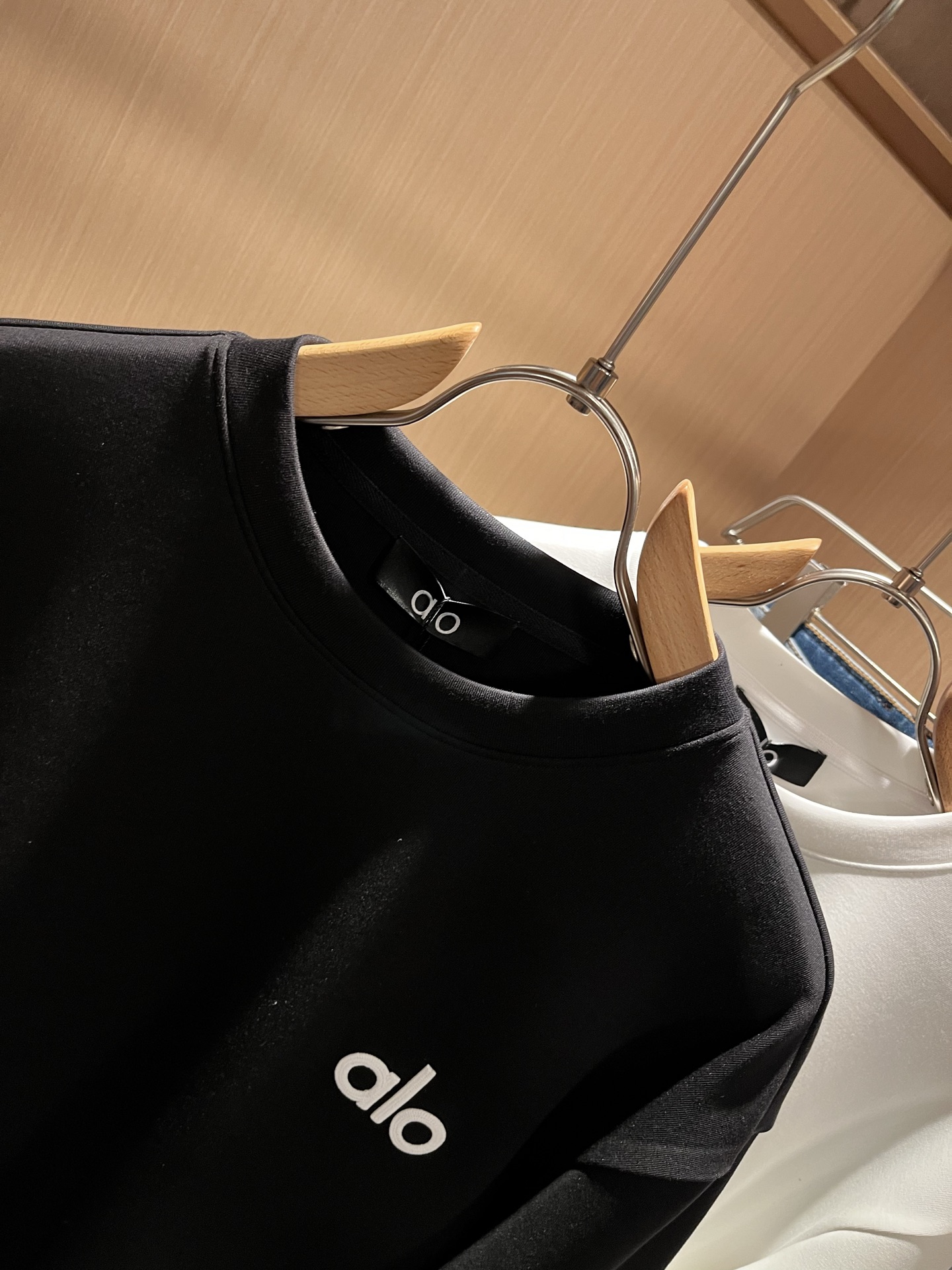  Alo2025秋冬全新系列单品上线，非常时髦前卫的一款男女同款👫卫衣，标识logo图案五金修饰！区别于