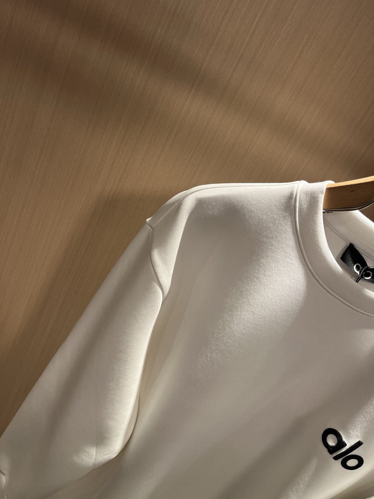  Alo2025秋冬全新系列单品上线，非常时髦前卫的一款男女同款👫卫衣，标识logo图案五金修饰！区别于