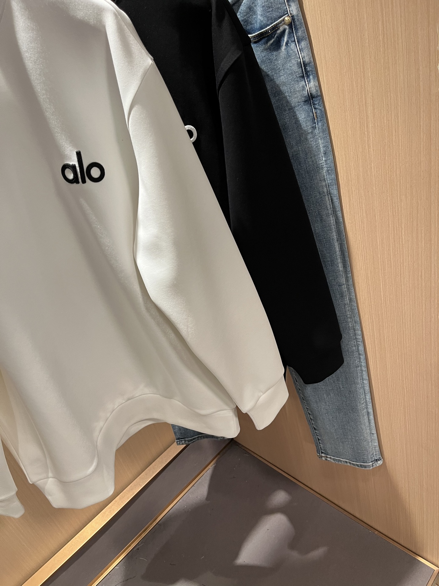  Alo2025秋冬全新系列单品上线，非常时髦前卫的一款男女同款👫卫衣，标识logo图案五金修饰！区别于