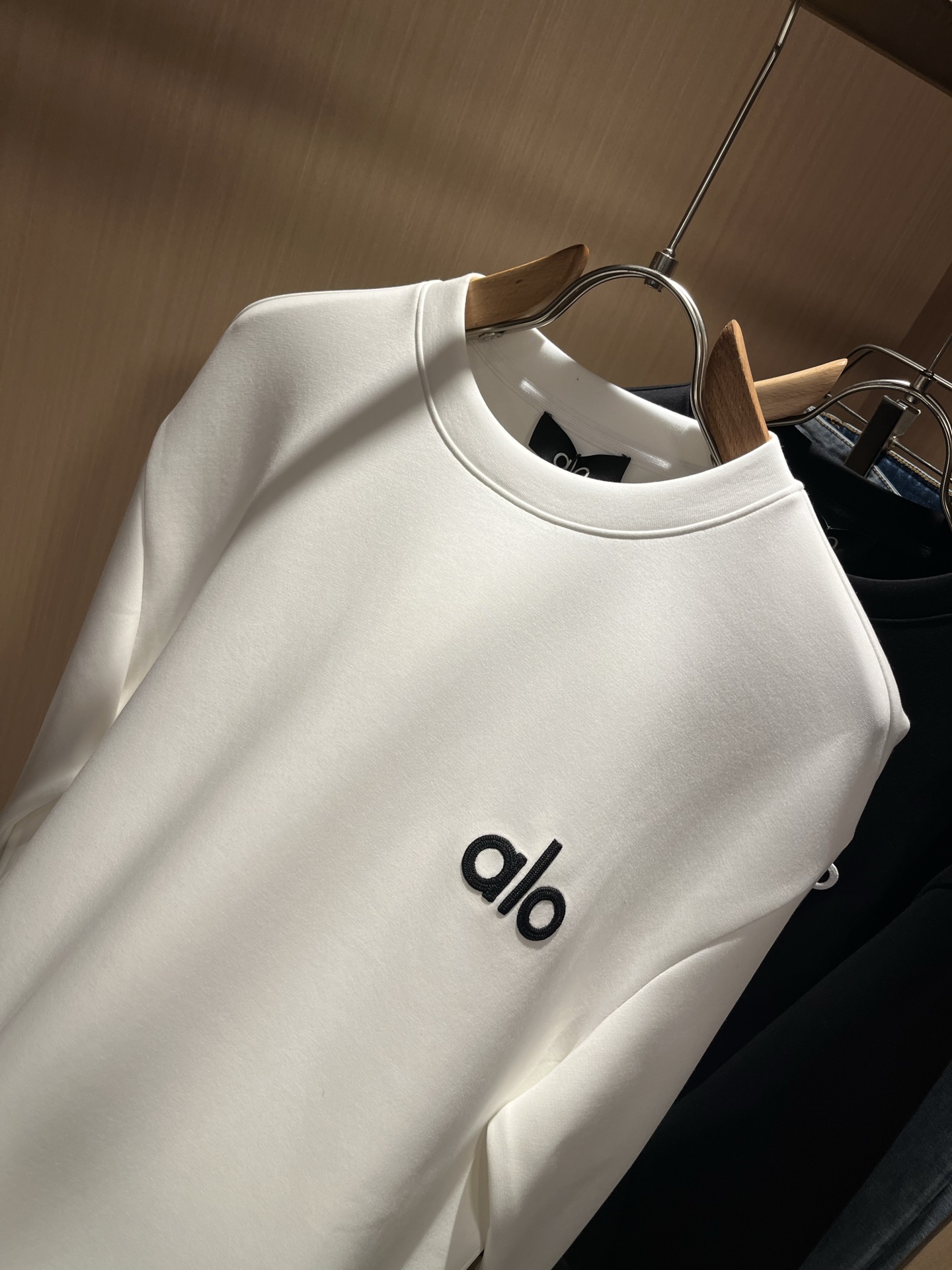  Alo2025秋冬全新系列单品上线，非常时髦前卫的一款男女同款👫卫衣，标识logo图案五金修饰！区别于