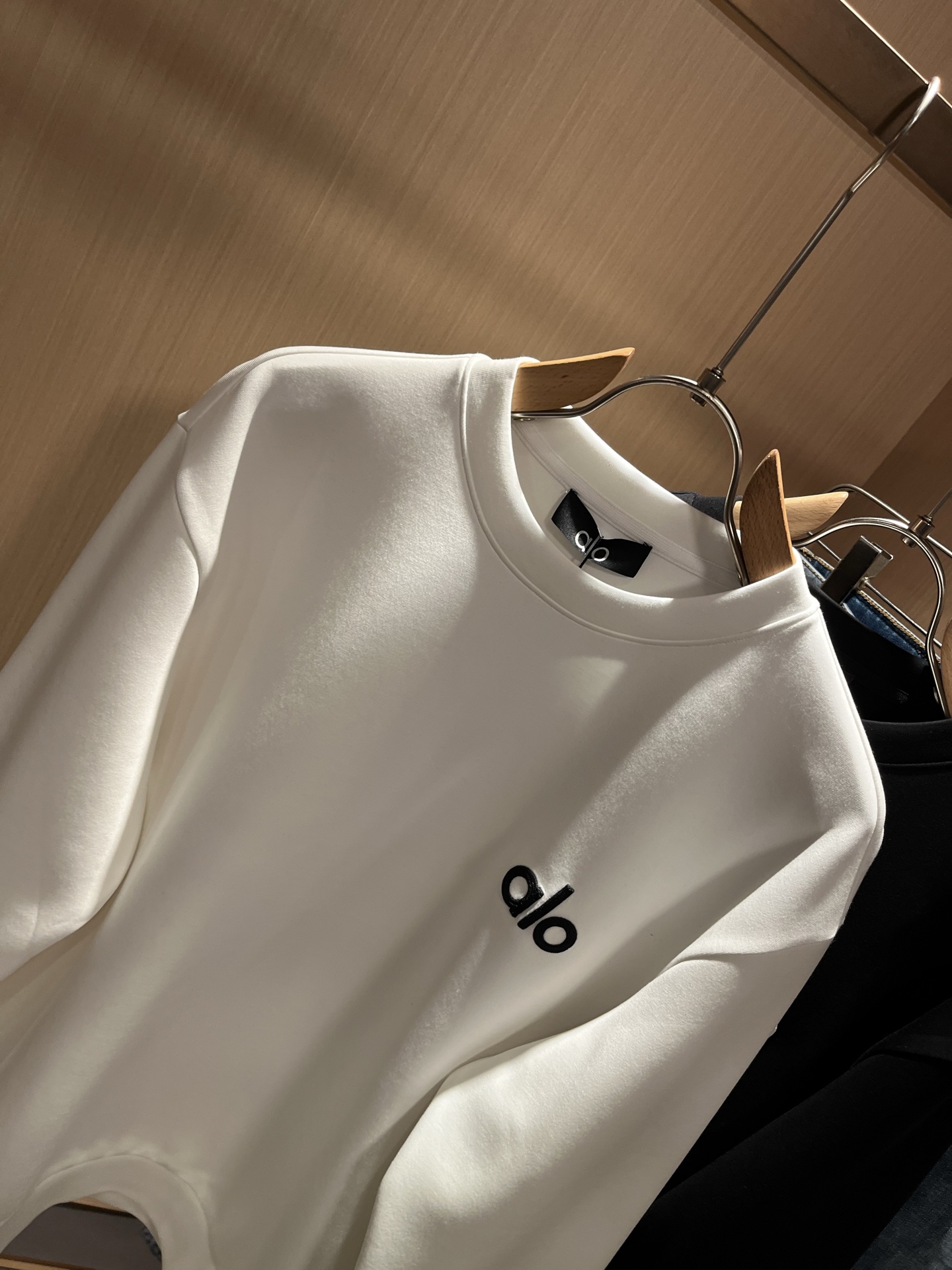  Alo2025秋冬全新系列单品上线，非常时髦前卫的一款男女同款👫卫衣，标识logo图案五金修饰！区别于