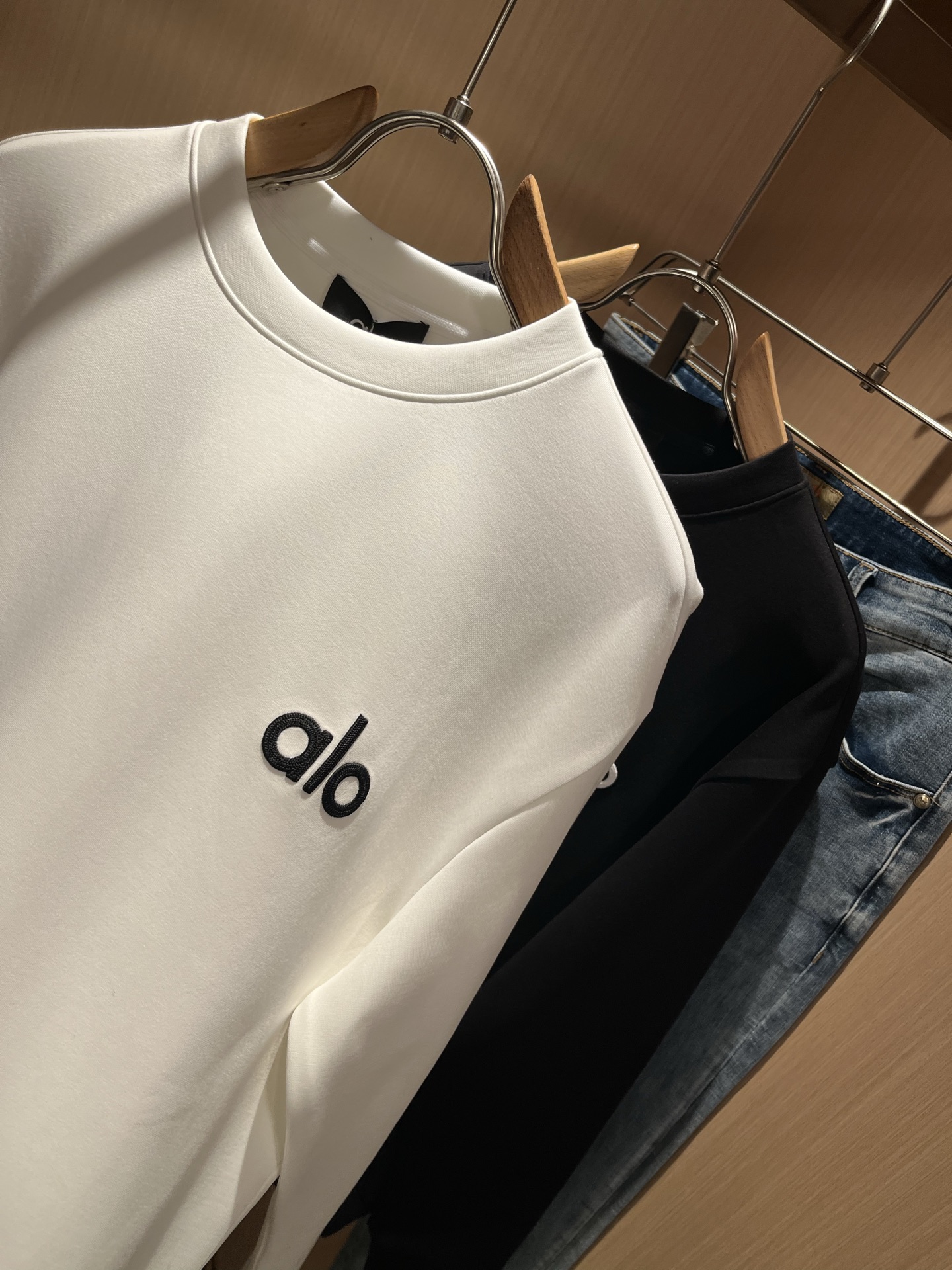  Alo2025秋冬全新系列单品上线，非常时髦前卫的一款男女同款👫卫衣，标识logo图案五金修饰！区别于