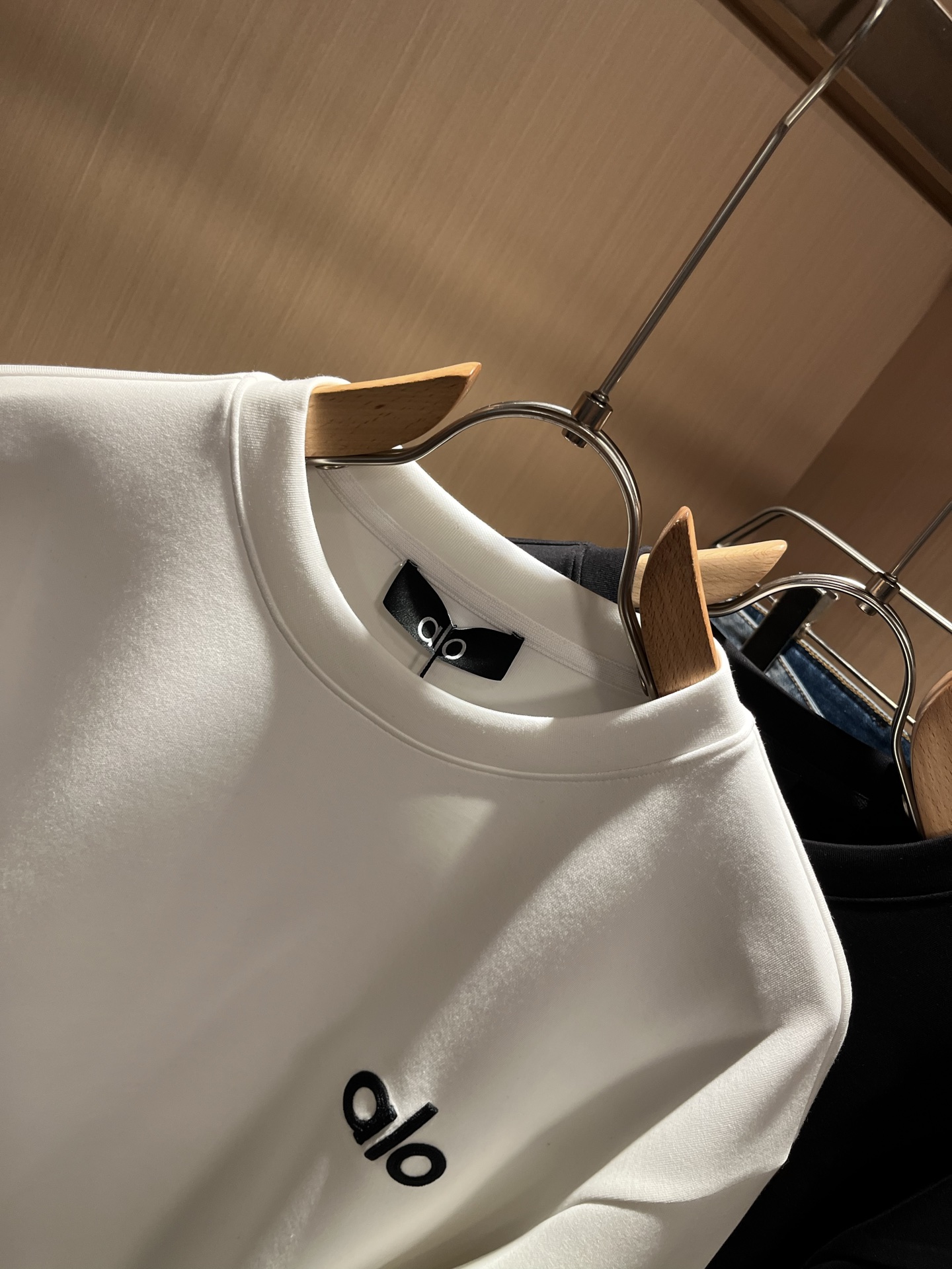  Alo2025秋冬全新系列单品上线，非常时髦前卫的一款男女同款👫卫衣，标识logo图案五金修饰！区别于