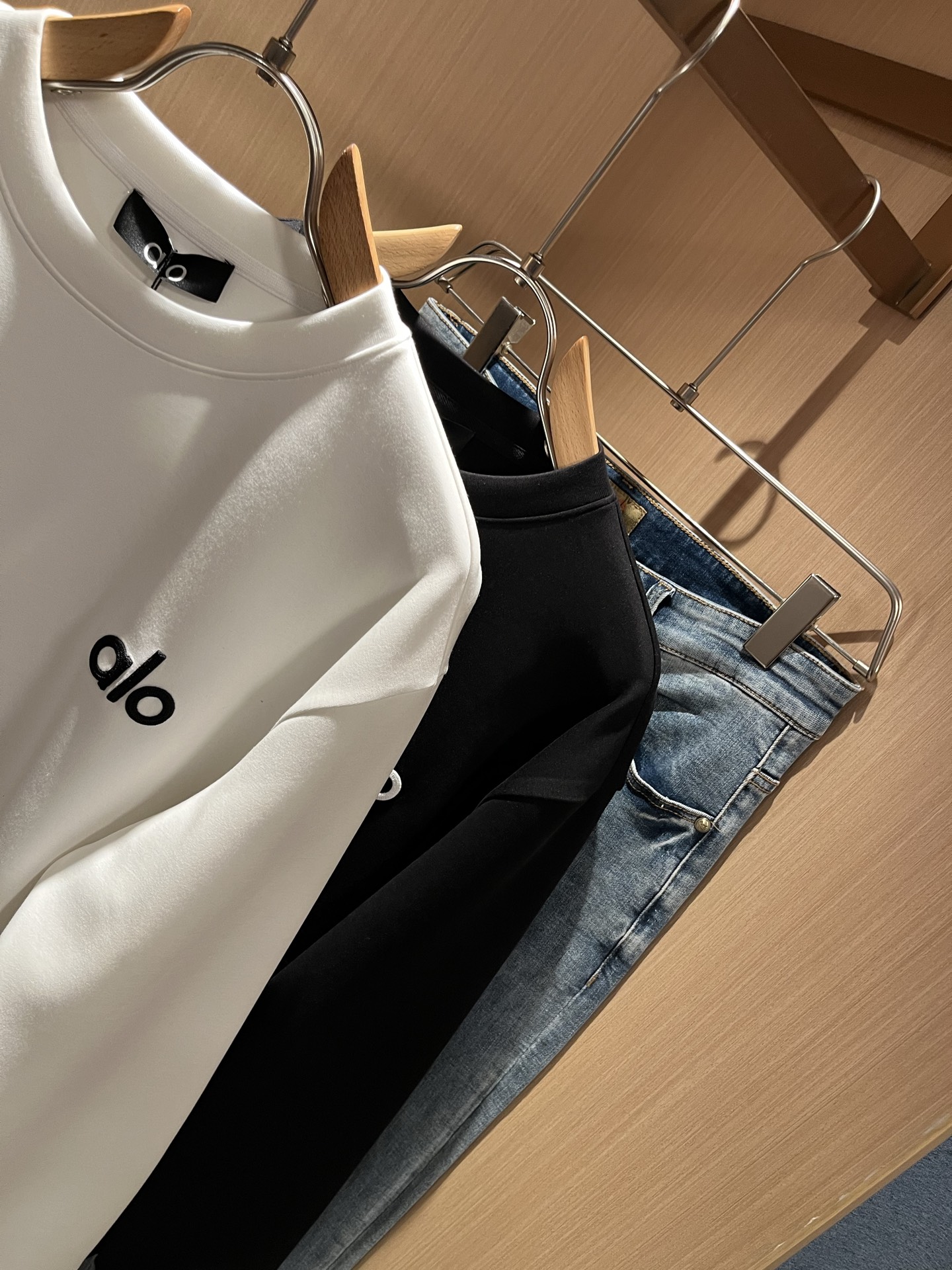  Alo2025秋冬全新系列单品上线，非常时髦前卫的一款男女同款👫卫衣，标识logo图案五金修饰！区别于