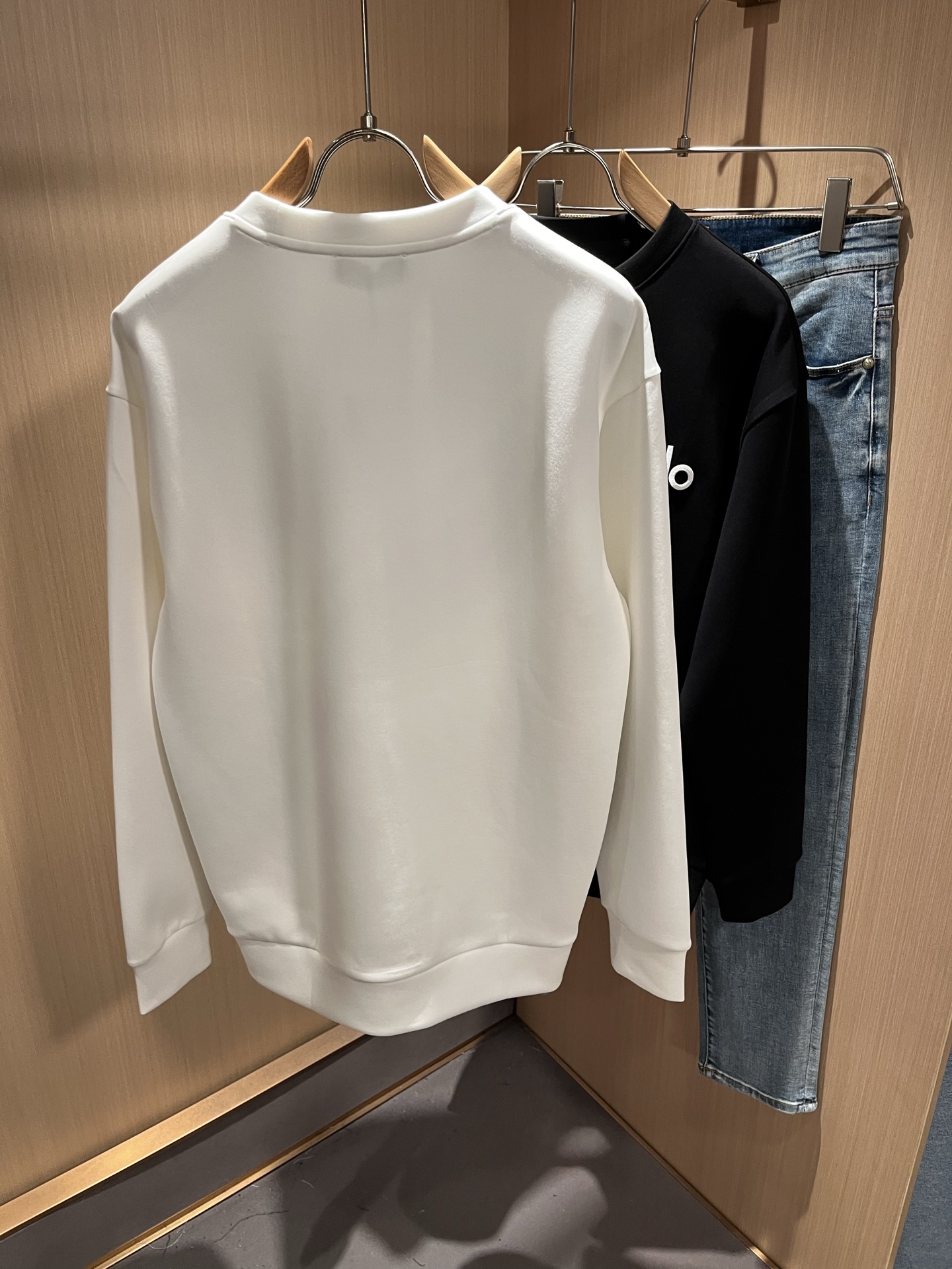  Alo2025秋冬全新系列单品上线，非常时髦前卫的一款男女同款👫卫衣，标识logo图案五金修饰！区别于