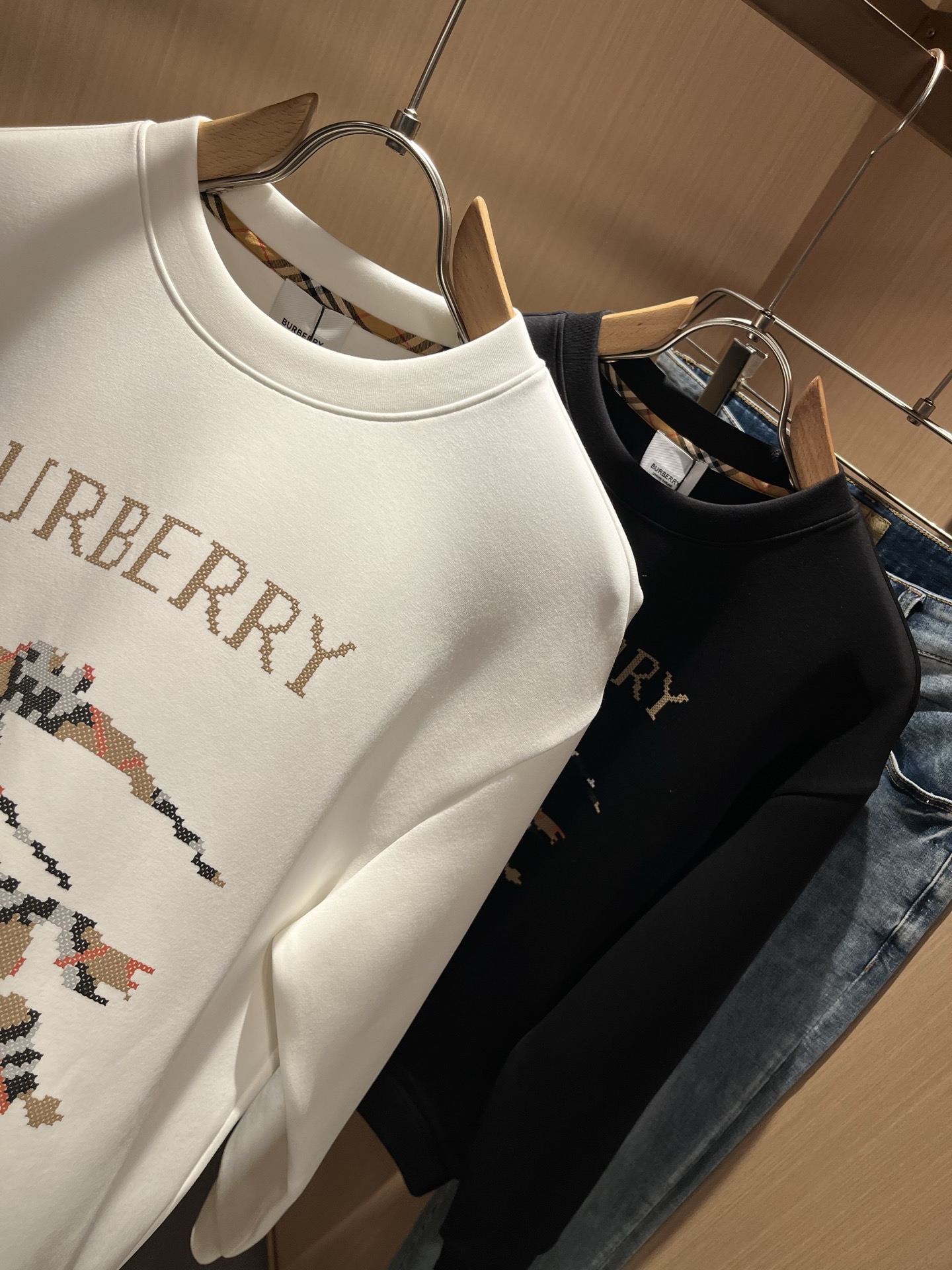 BURBER*Y巴*莉 2025秋冬新款男女同款👫基础休闲百搭棉质圆领卫衣，男女同款卫衣！贸易公司渠道稀