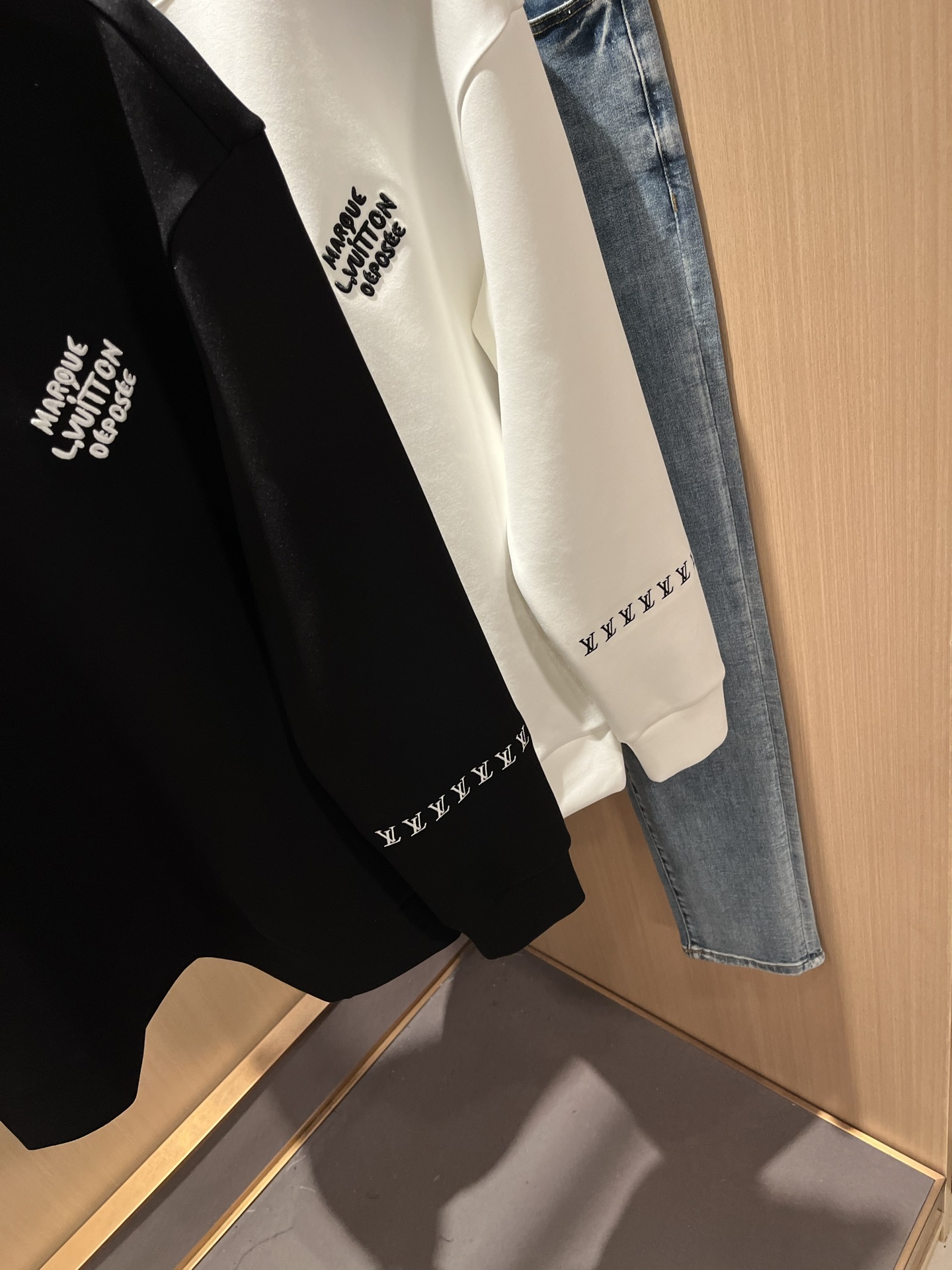  LouisVuitt*路易*登 2025秋冬全新系列单品上线，非常时髦前卫的一款男女同款👫长袖卫衣，胸