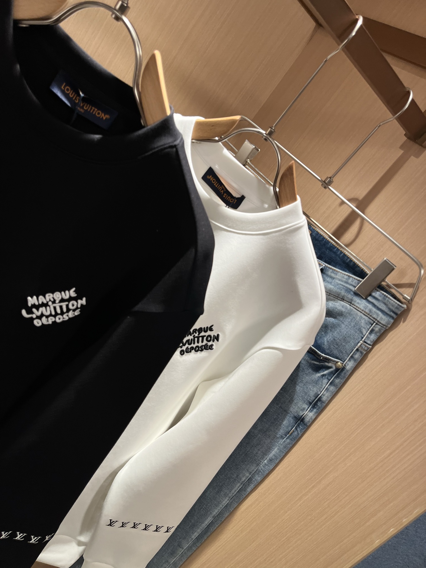  LouisVuitt*路易*登 2025秋冬全新系列单品上线，非常时髦前卫的一款男女同款👫长袖卫衣，胸