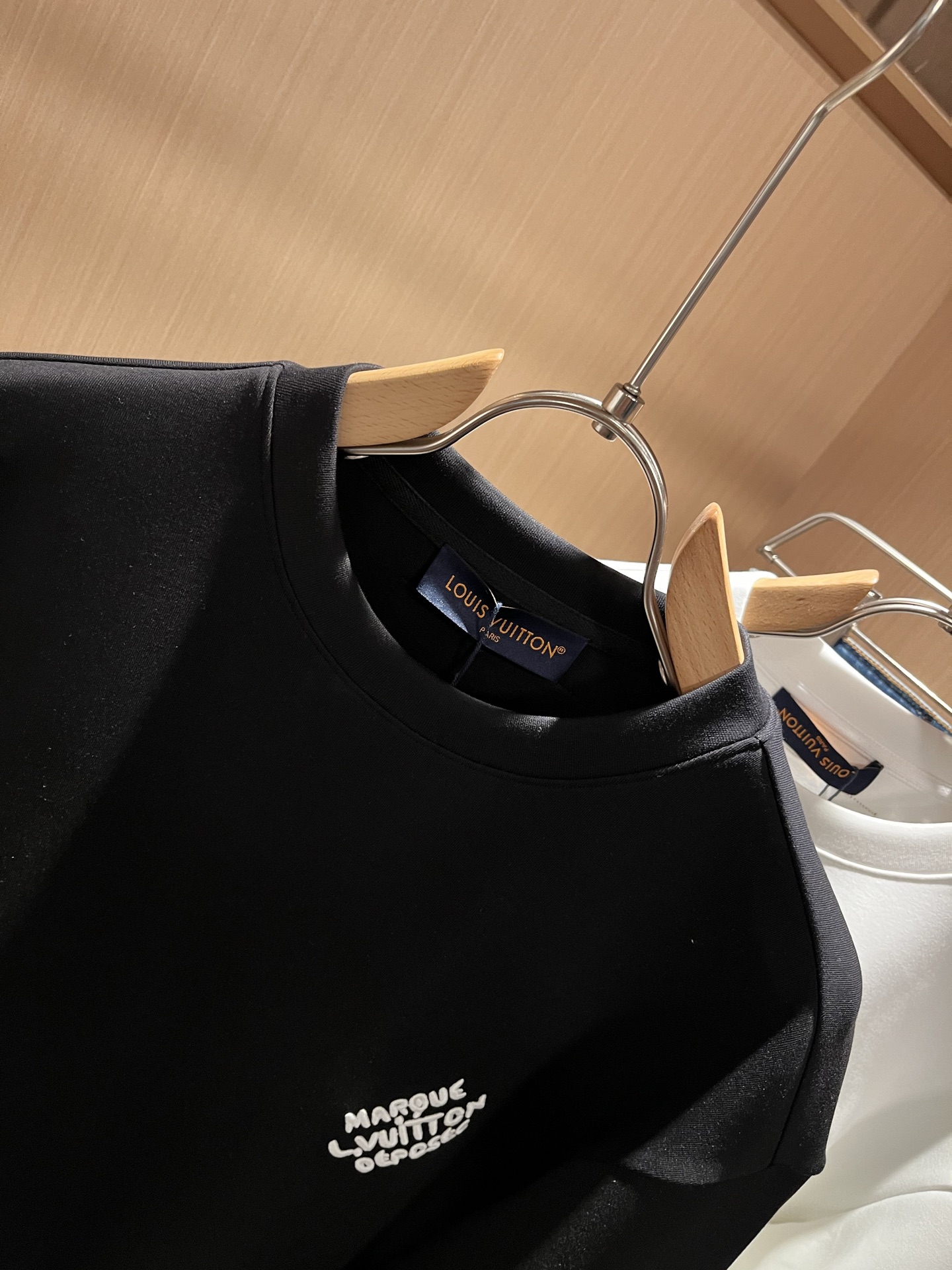  LouisVuitt*路易*登 2025秋冬全新系列单品上线，非常时髦前卫的一款男女同款👫长袖卫衣，胸