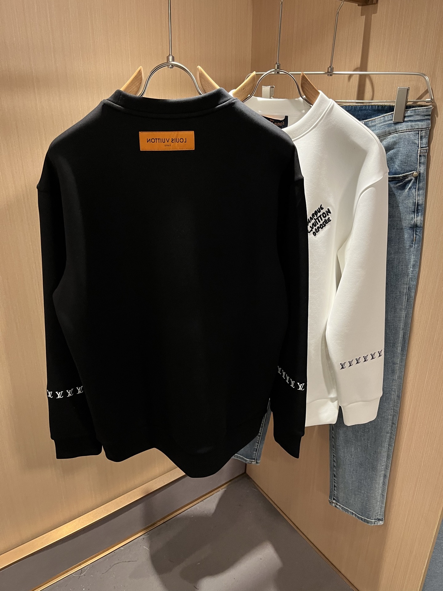  LouisVuitt*路易*登 2025秋冬全新系列单品上线，非常时髦前卫的一款男女同款👫长袖卫衣，胸