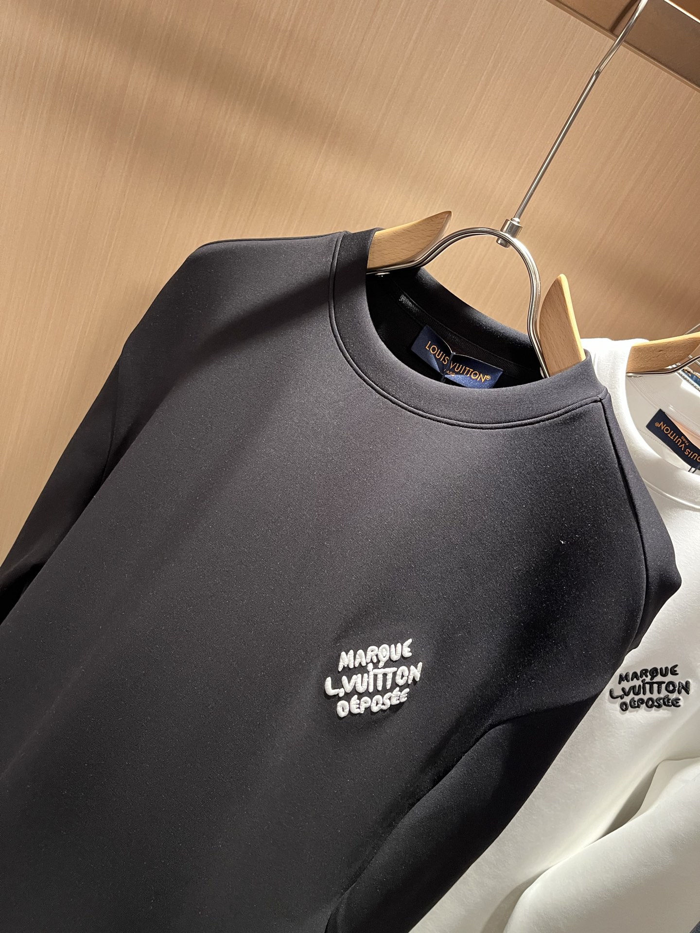  LouisVuitt*路易*登 2025秋冬全新系列单品上线，非常时髦前卫的一款男女同款👫长袖卫衣，胸