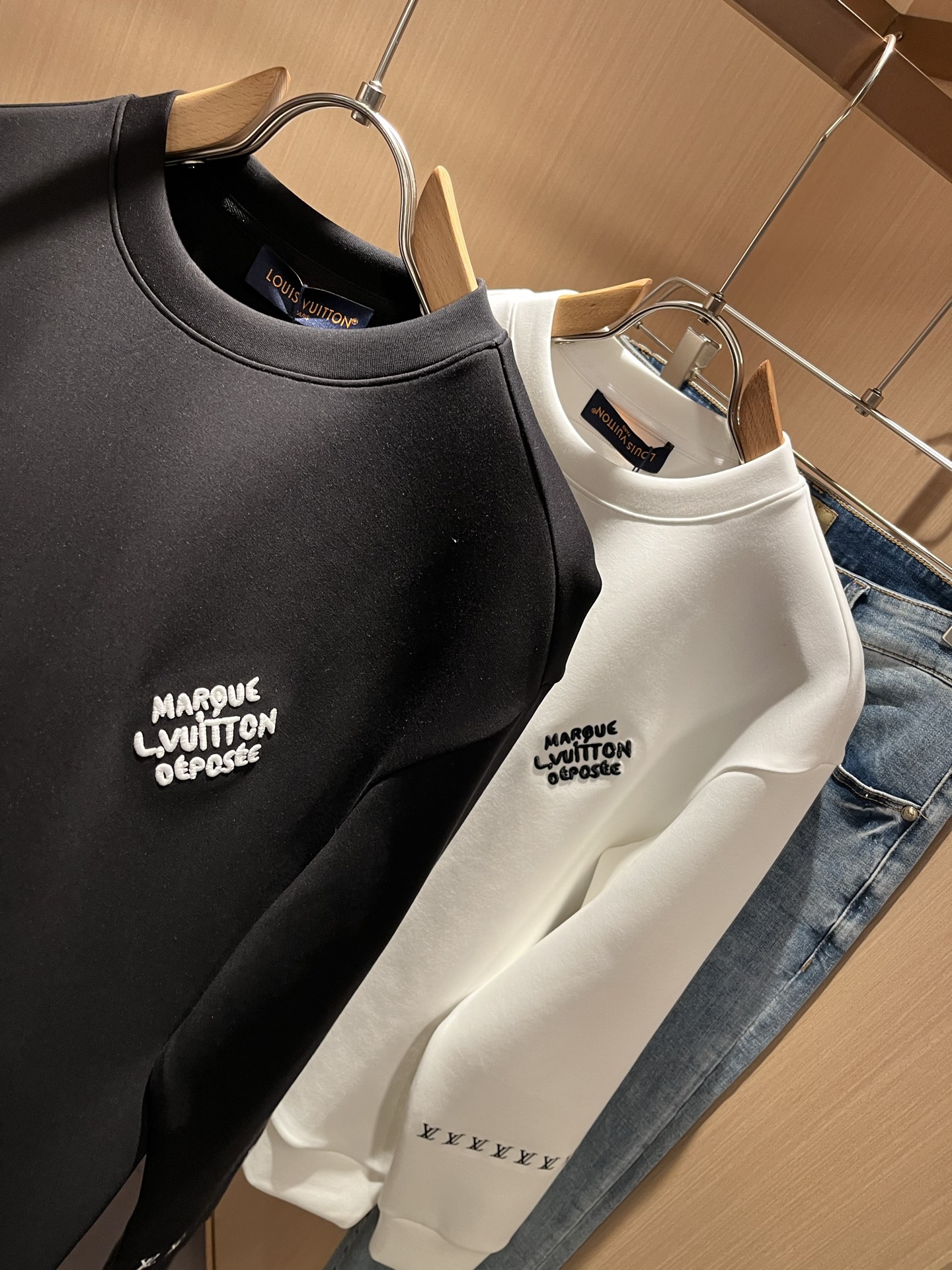  LouisVuitt*路易*登 2025秋冬全新系列单品上线，非常时髦前卫的一款男女同款👫长袖卫衣，胸