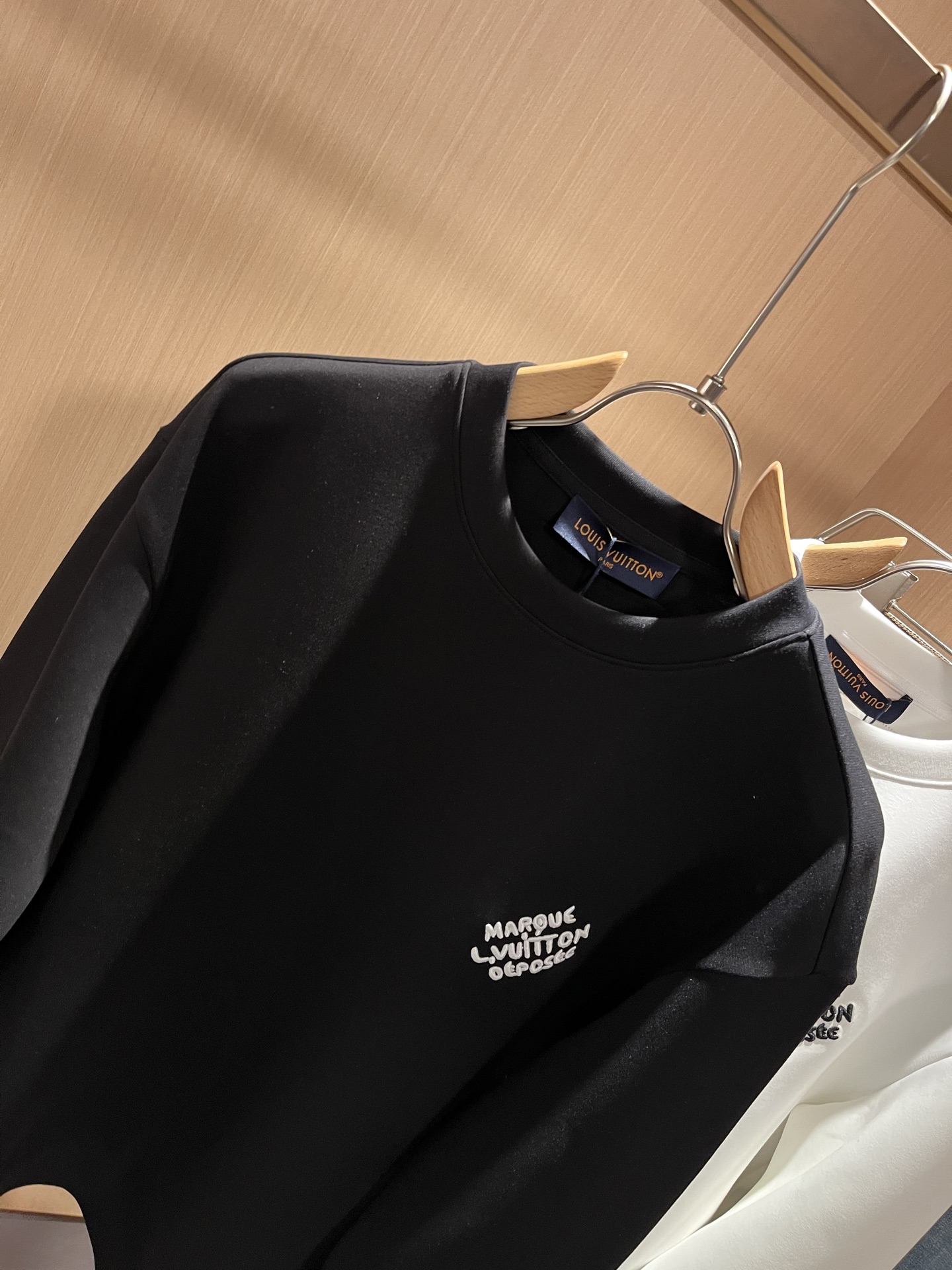  LouisVuitt*路易*登 2025秋冬全新系列单品上线，非常时髦前卫的一款男女同款👫长袖卫衣，胸