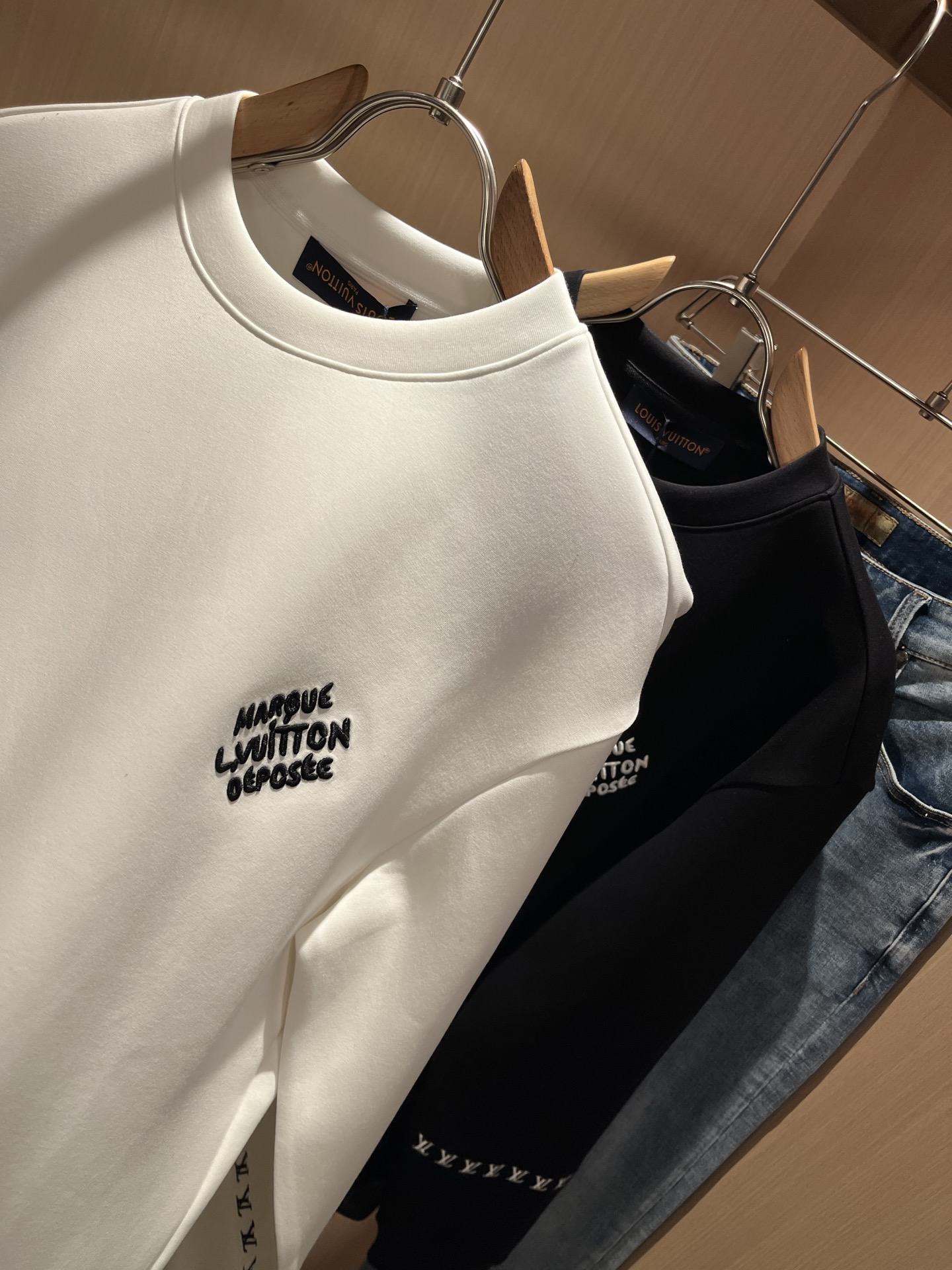  LouisVuitt*路易*登 2025秋冬全新系列单品上线，非常时髦前卫的一款男女同款👫长袖卫衣，胸