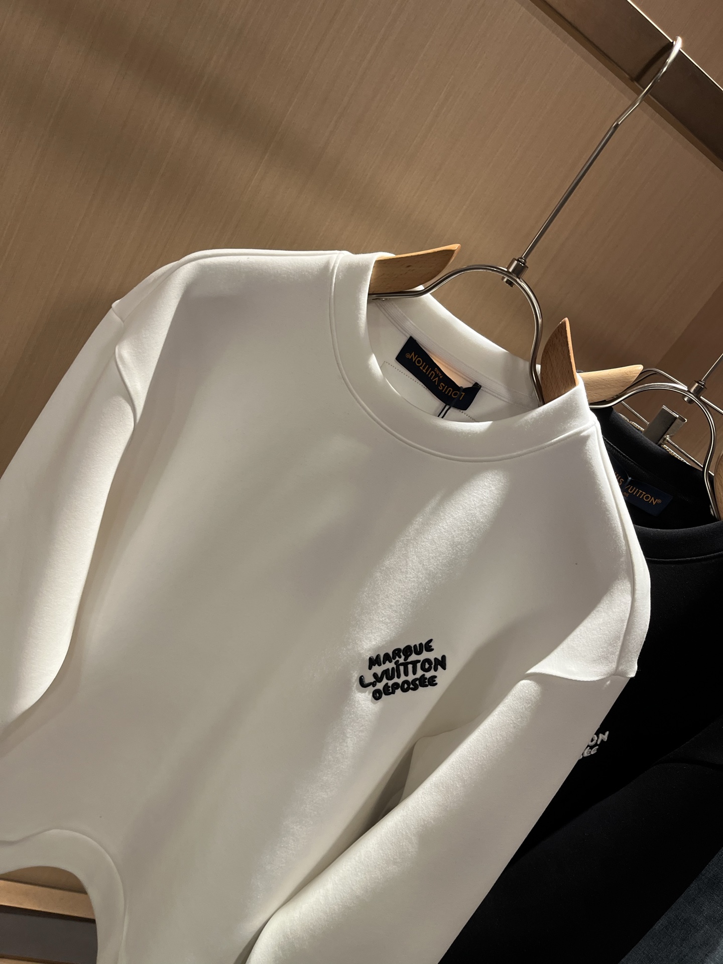  LouisVuitt*路易*登 2025秋冬全新系列单品上线，非常时髦前卫的一款男女同款👫长袖卫衣，胸