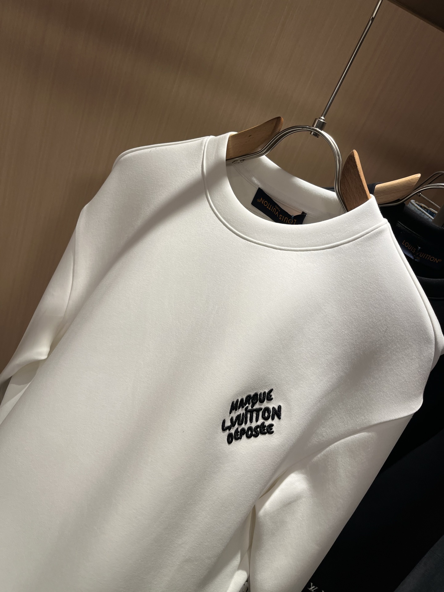  LouisVuitt*路易*登 2025秋冬全新系列单品上线，非常时髦前卫的一款男女同款👫长袖卫衣，胸