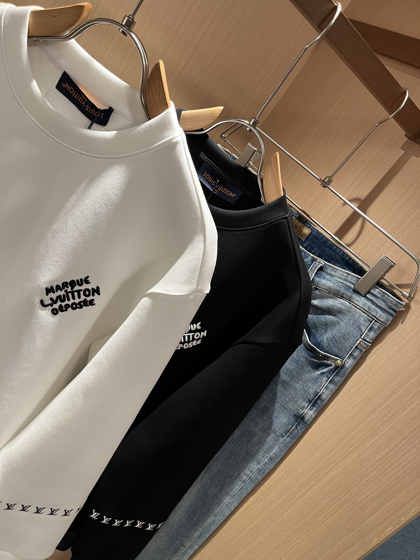  LouisVuitt*路易*登 2025秋冬全新系列单品上线，非常时髦前卫的一款男女同款👫长袖卫衣，胸